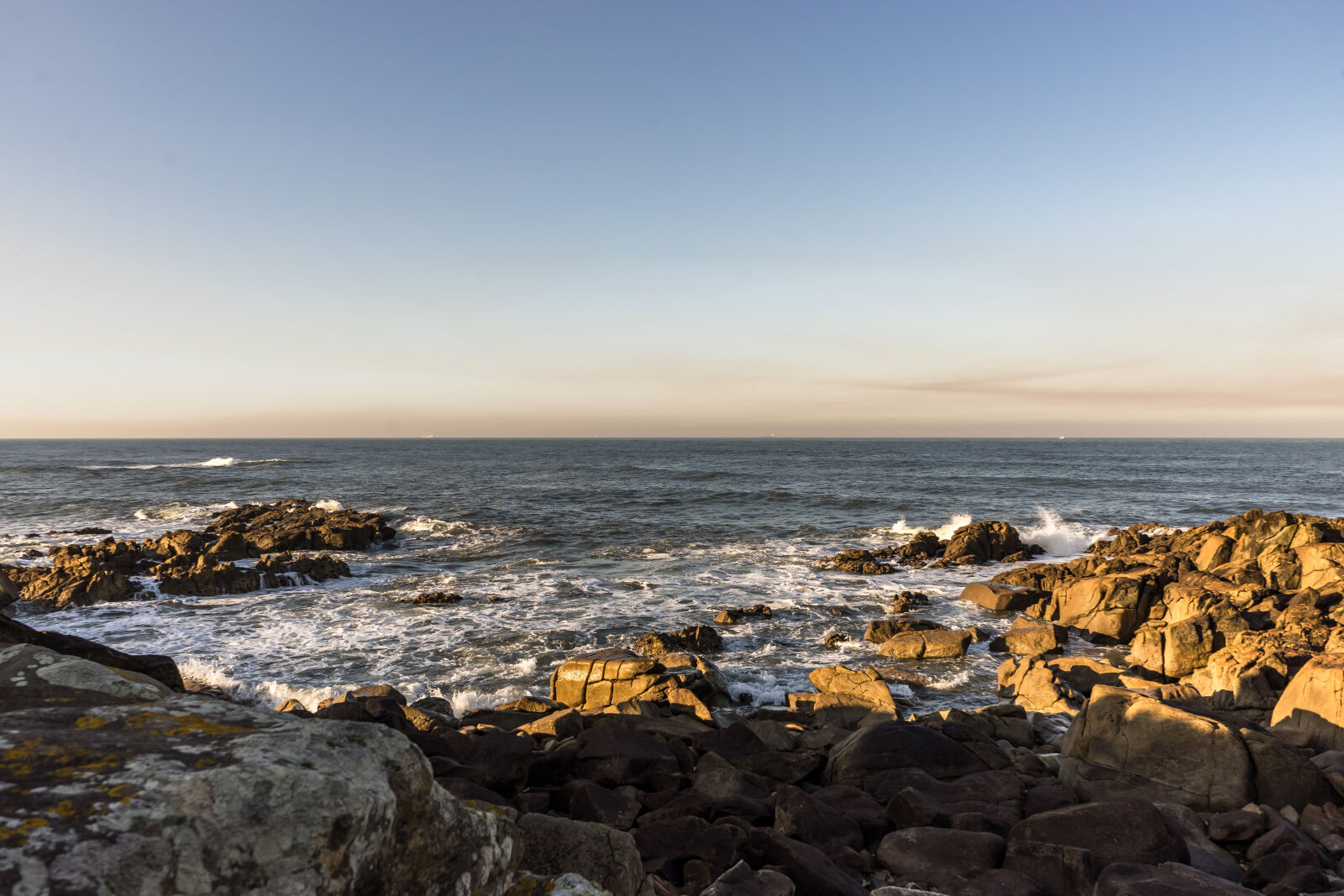Sony a7 II + Sony FE 28-70mm F3.5-5.6 OSS sample photo. Beach, horizon, porto, rocks photography