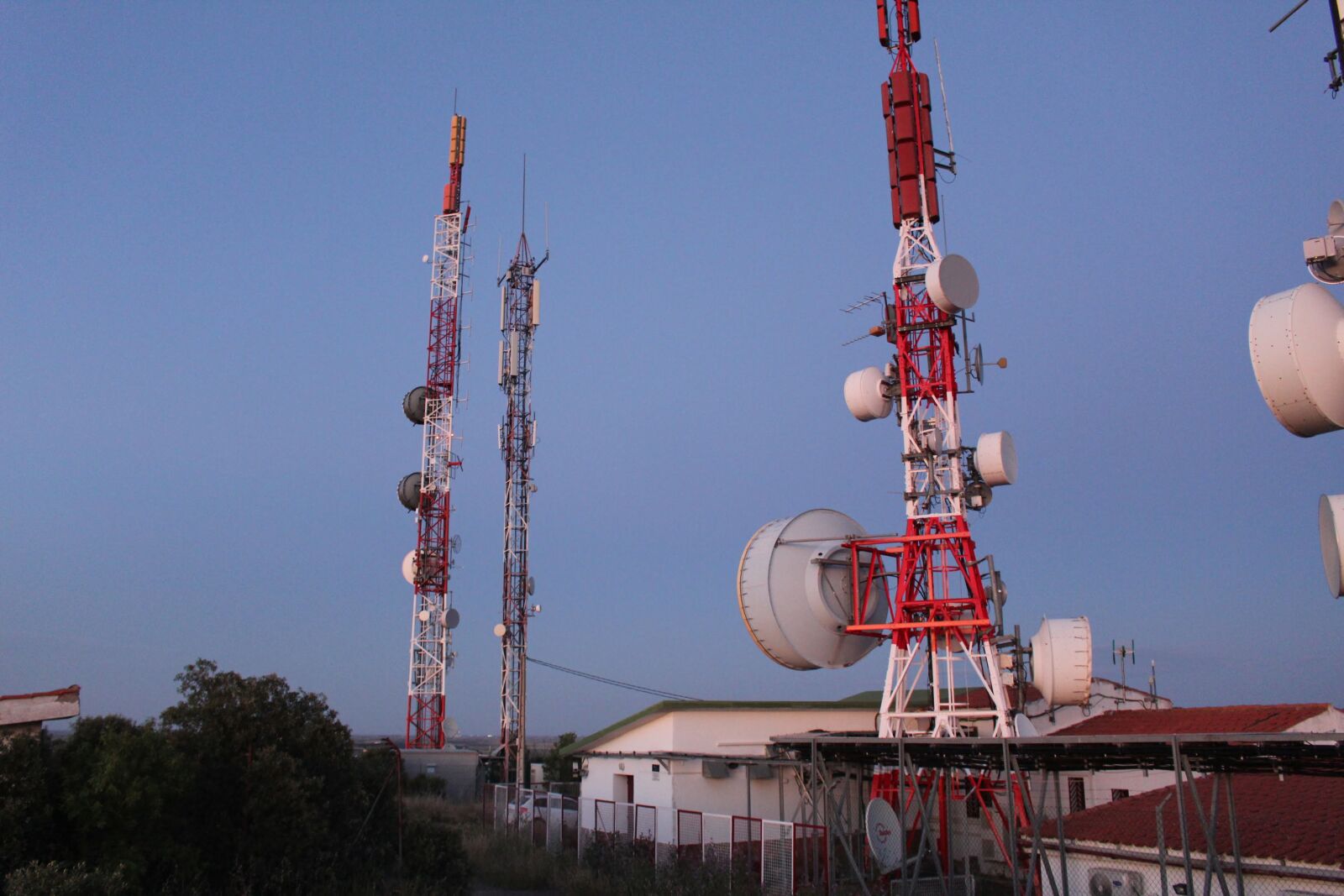Canon EOS 1300D (EOS Rebel T6 / EOS Kiss X80) sample photo. Antenna, atalaya, royal city photography