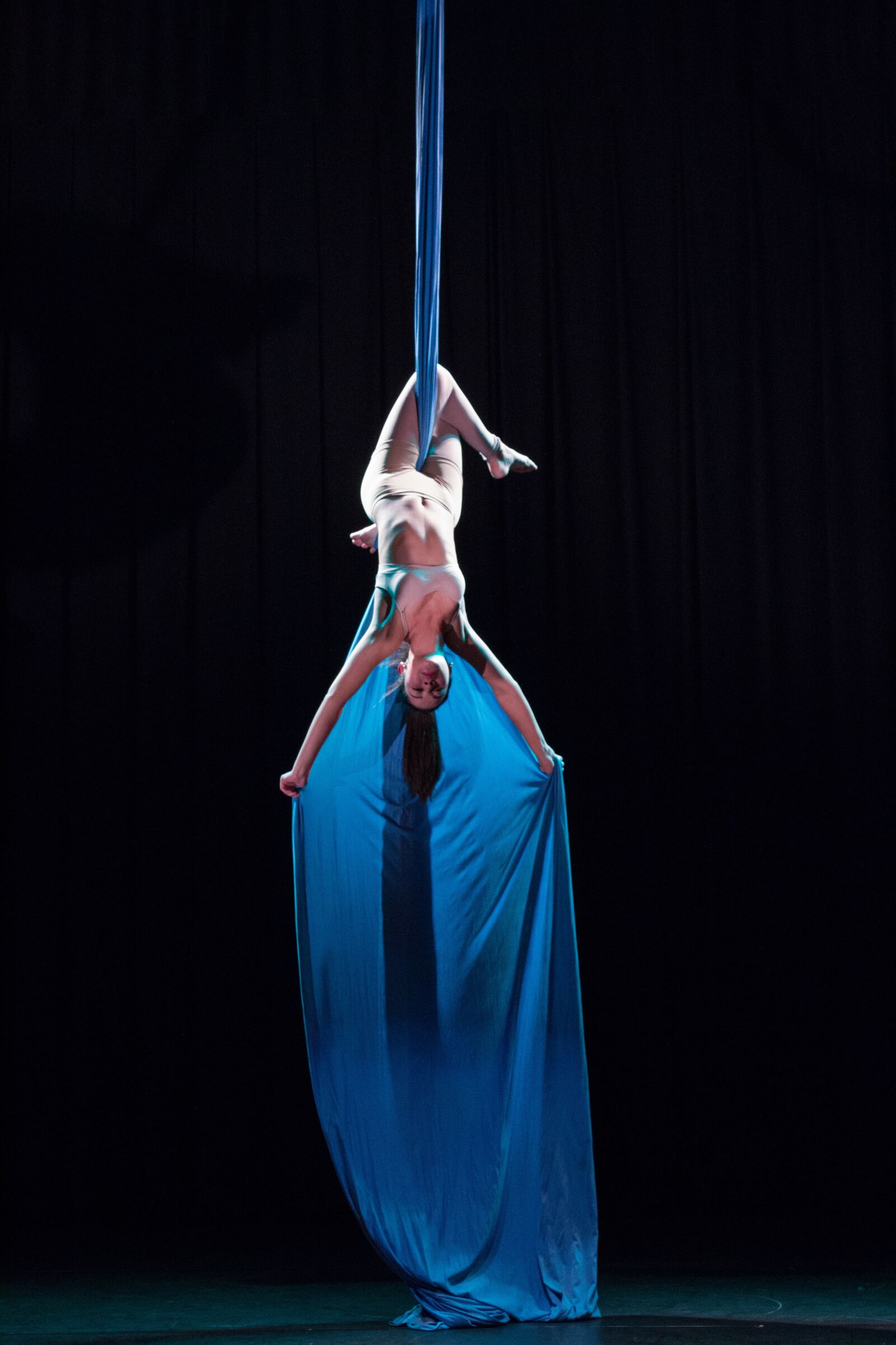 Canon EOS 1200D (EOS Rebel T5 / EOS Kiss X70 / EOS Hi) sample photo. Dance aerials, black and photography