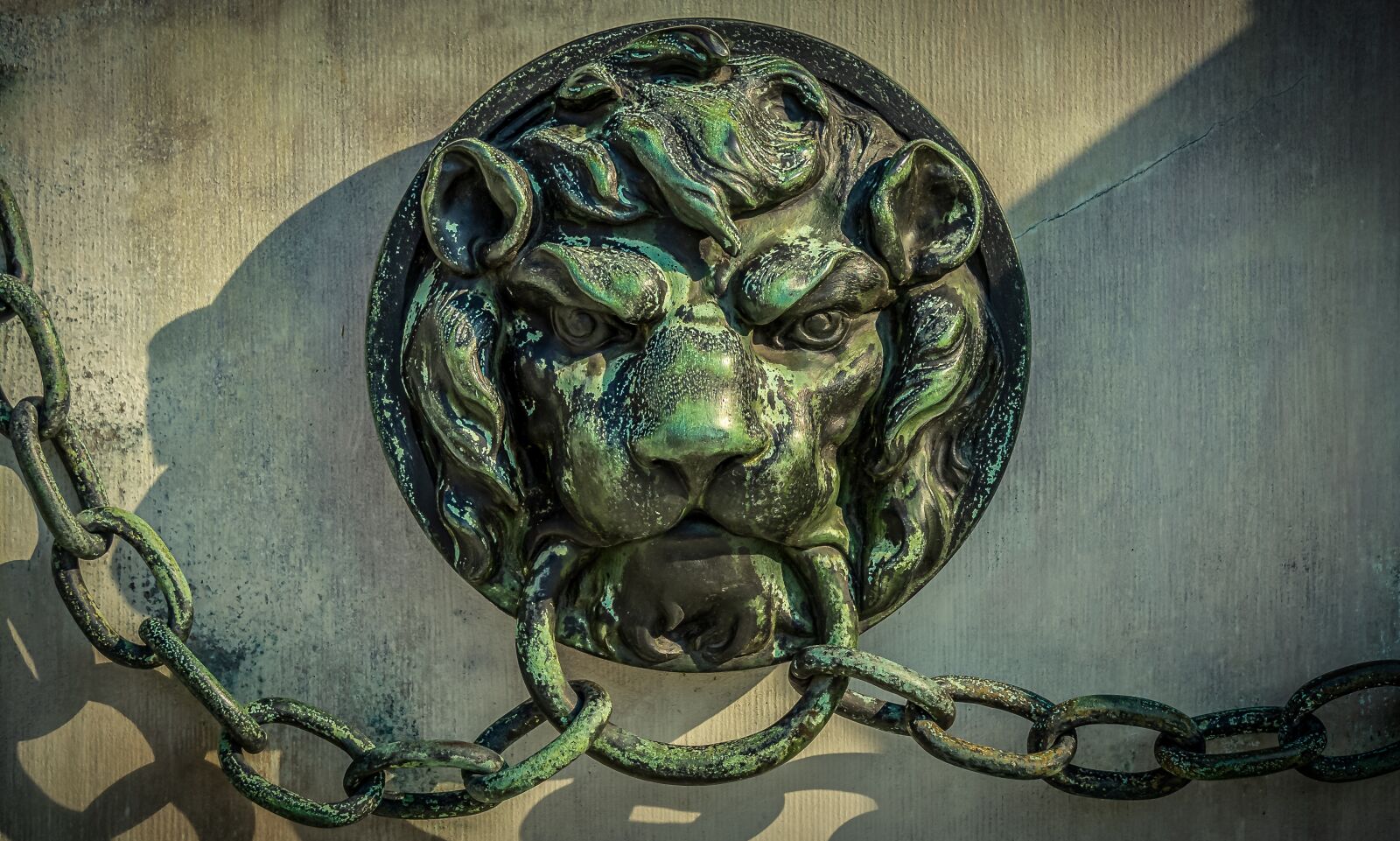 Sony a7 II + Sony E 55-210mm F4.5-6.3 OSS sample photo. Monument, lion head, chains photography