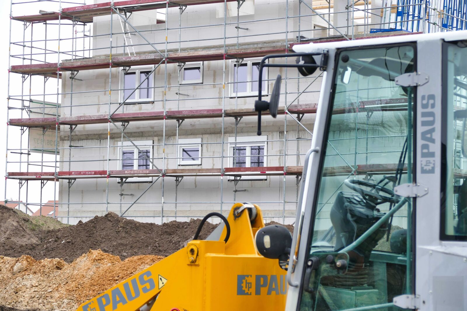 Panasonic Lumix DMC-FZ1000 sample photo. Site, new building, scaffold photography