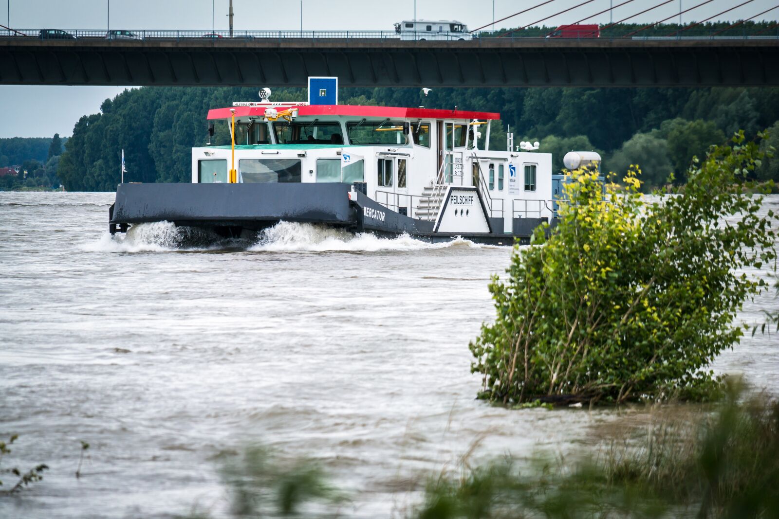 Samsung NX300M + Samsung NX 50-200mm F4-5.6 ED OIS sample photo. Ship, bridge, high water photography