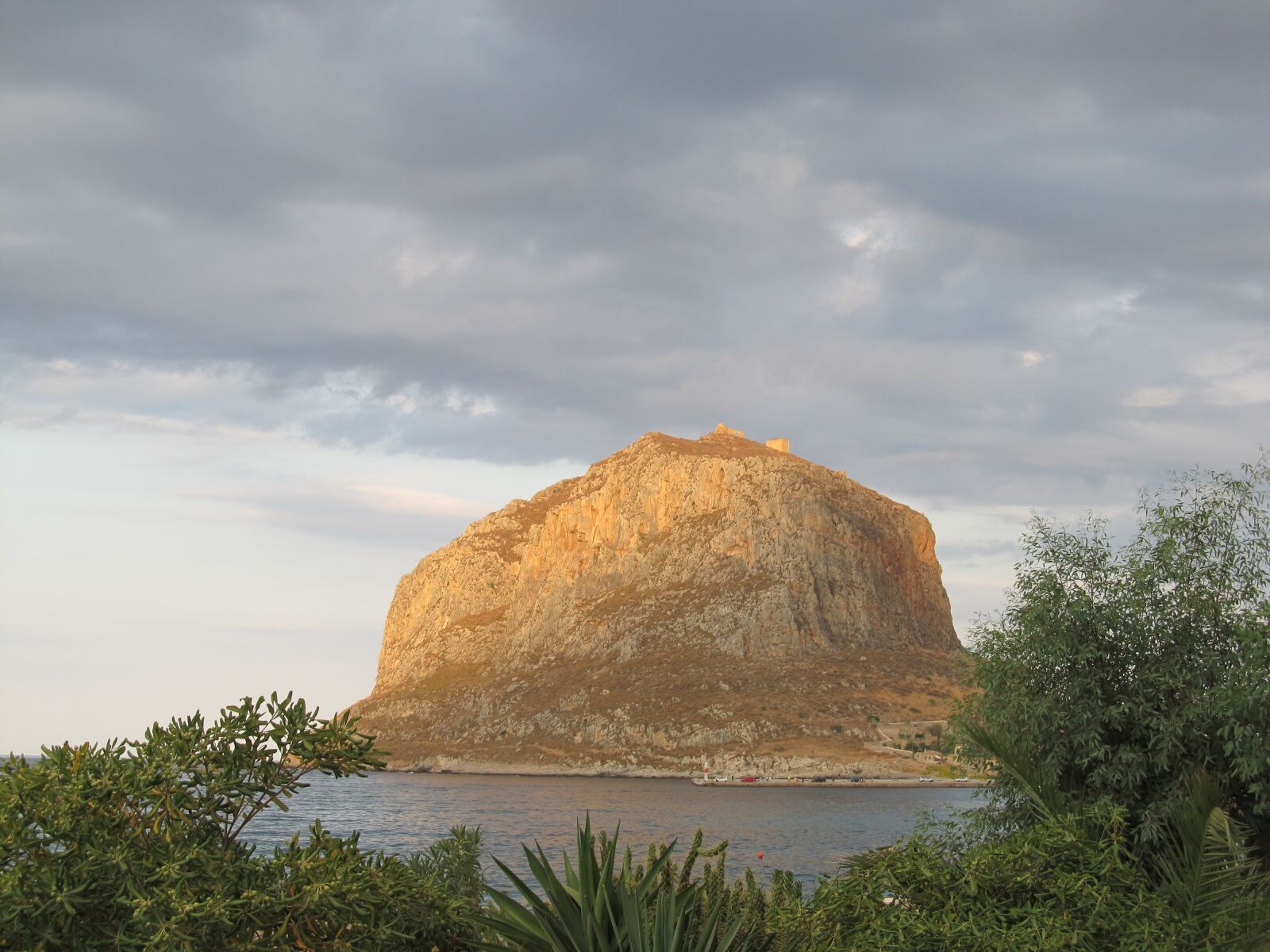Canon PowerShot SX130 IS sample photo. Rock, see, sky photography