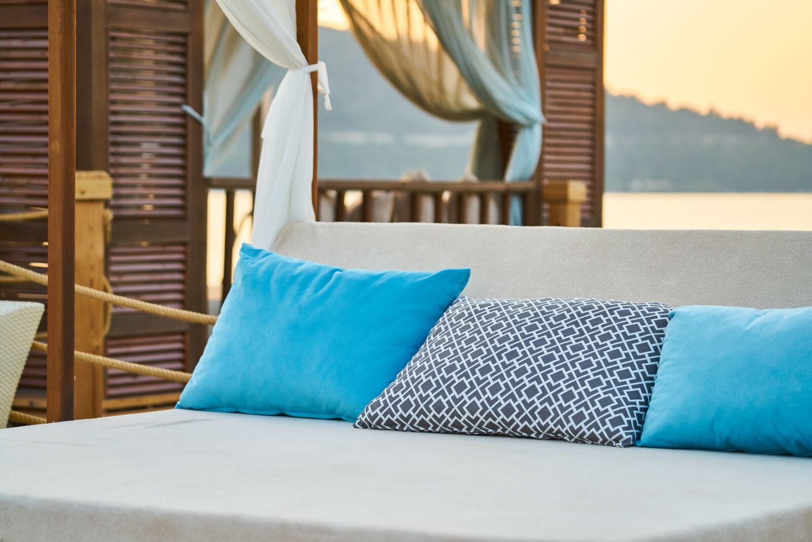 Sony FE 70-200mm F4 G OSS sample photo. Bed, armchair, comfort photography