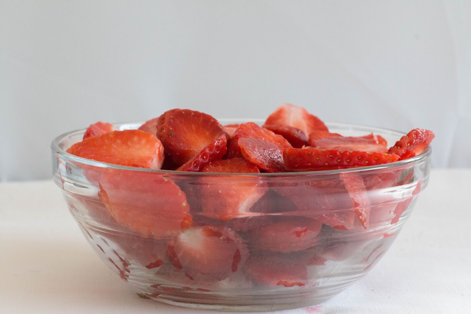 Canon EOS 70D + Tokina AT-X Pro 100mm F2.8 Macro sample photo. Strawberries, bowl of strawberries photography