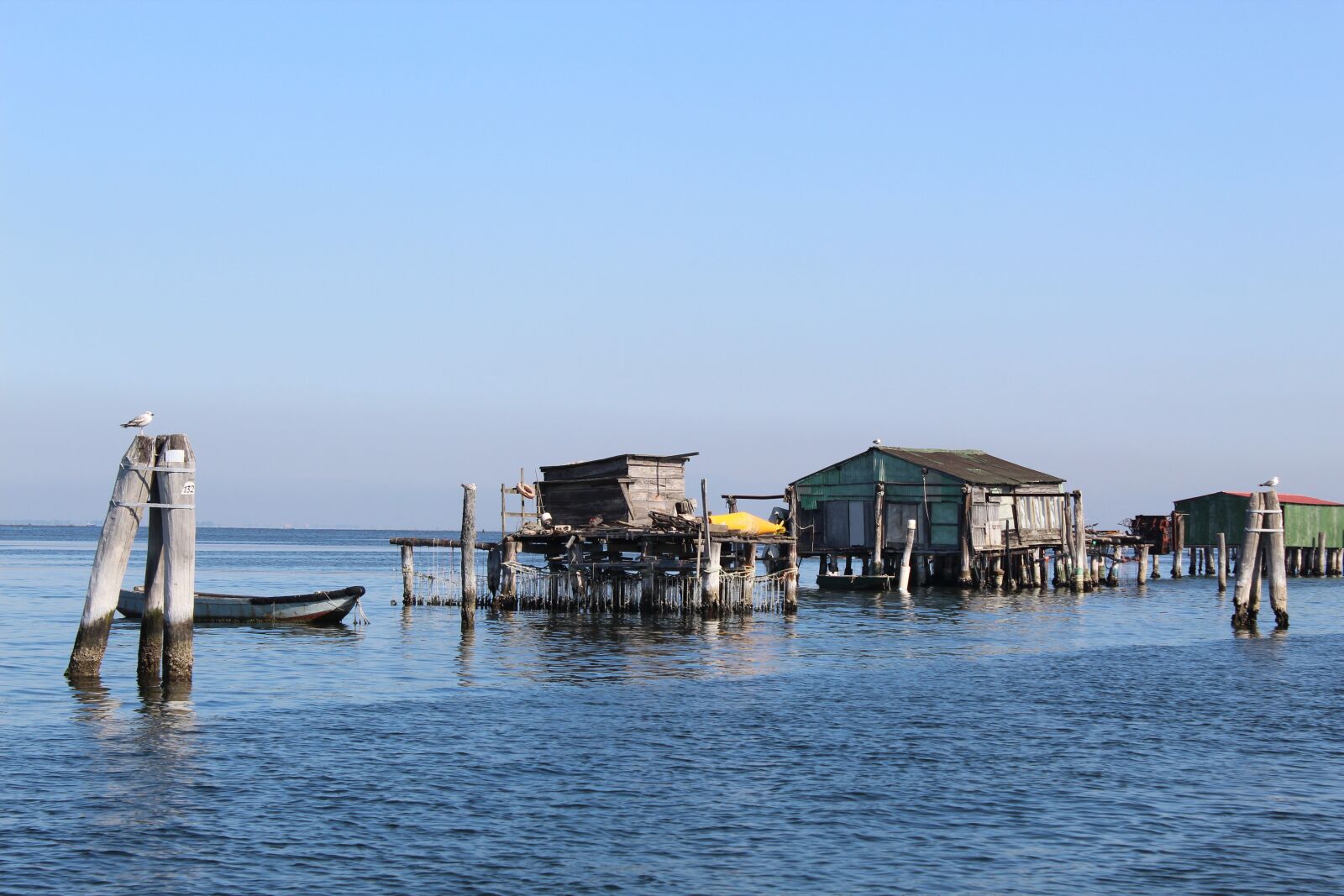 Canon EOS 1300D (EOS Rebel T6 / EOS Kiss X80) sample photo. Ailing, house, water house photography