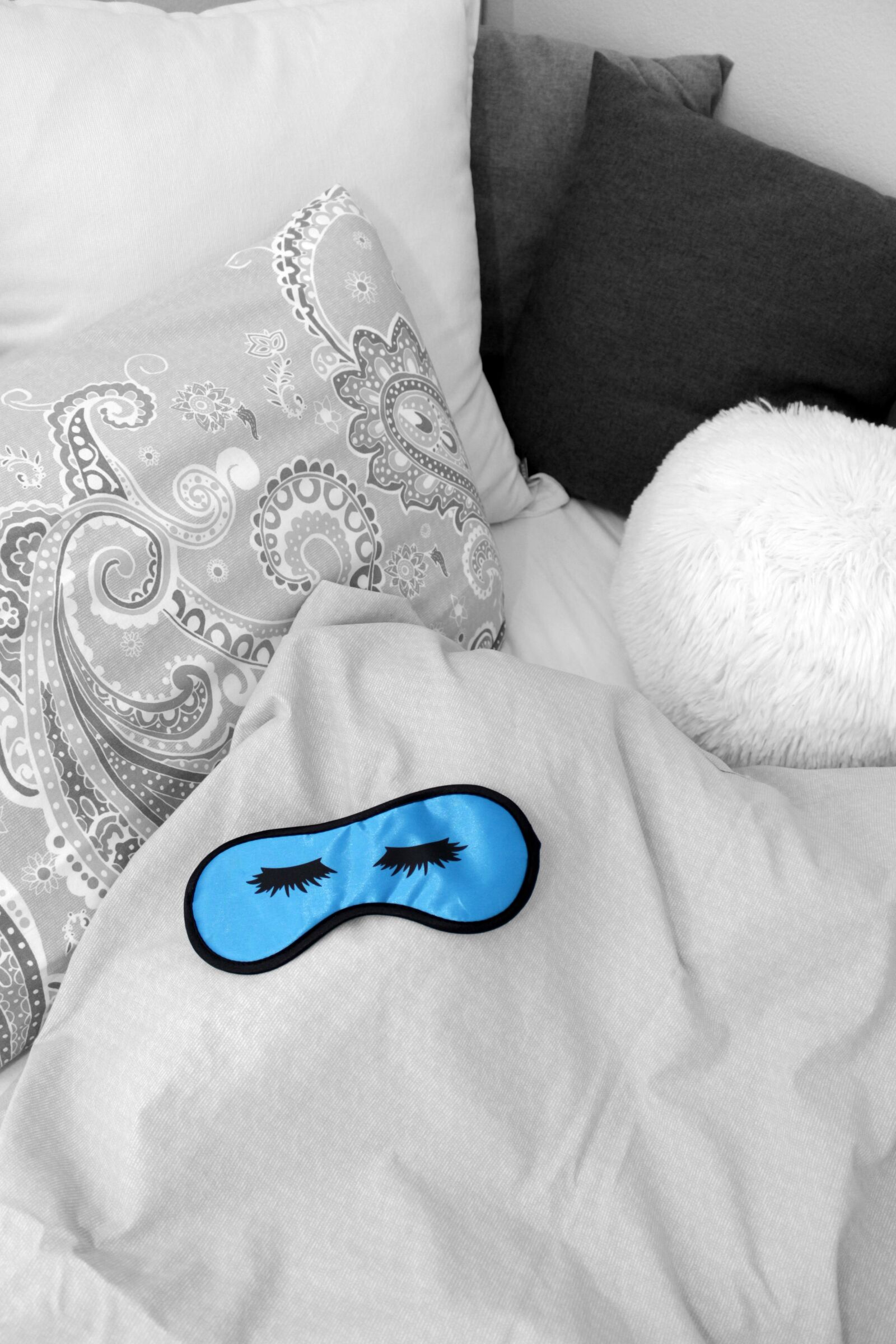 Canon EOS 700D (EOS Rebel T5i / EOS Kiss X7i) sample photo. Bedroom, bed, sleep glasses photography