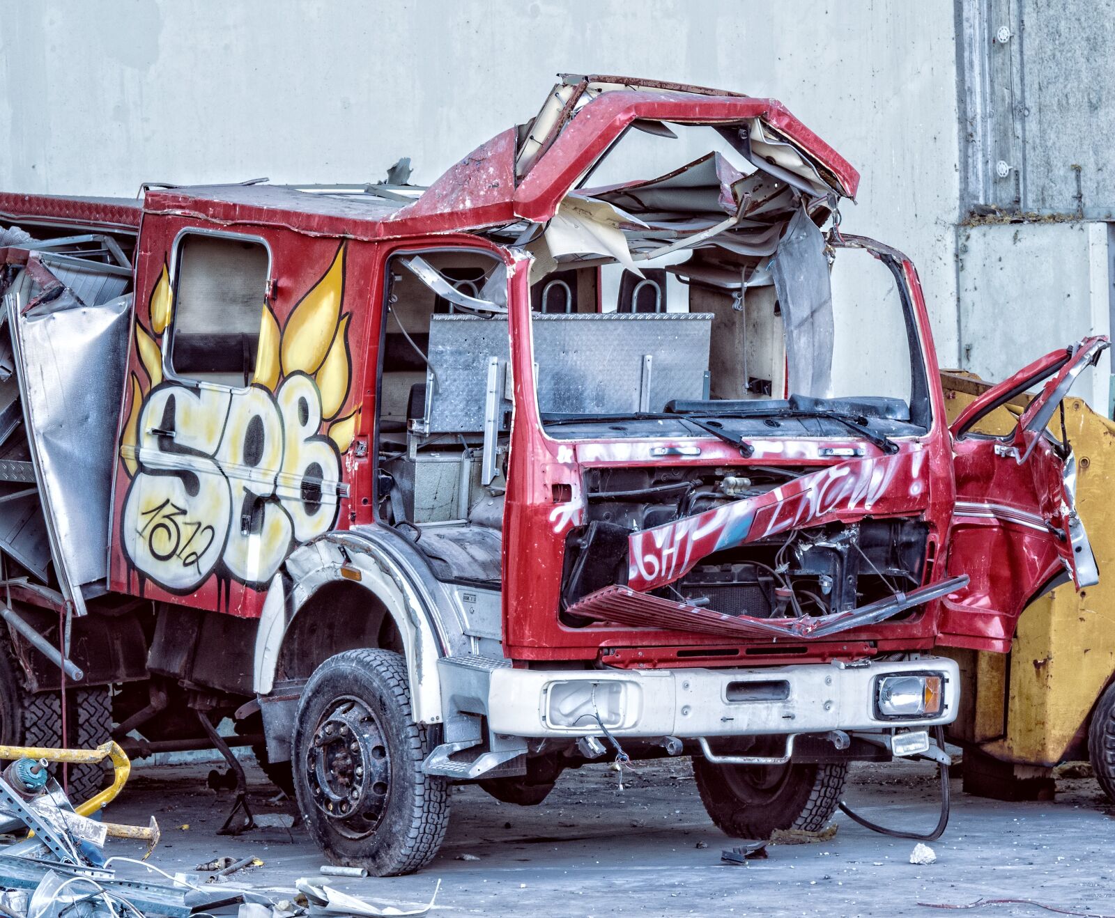 Olympus OM-D E-M10 II sample photo. Auto, truck, scrap photography