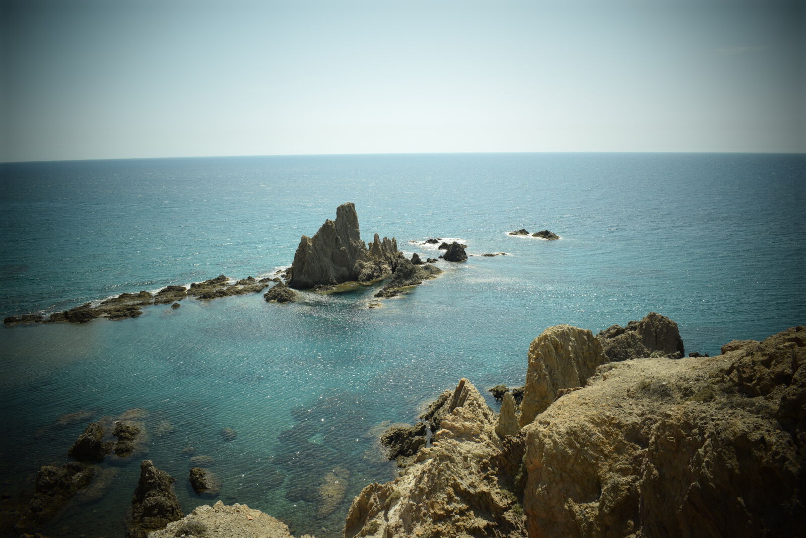 Nikon AF-P DX Nikkor 18-55mm F3.5-5.6G sample photo. Azul, cabo, gata, mar photography