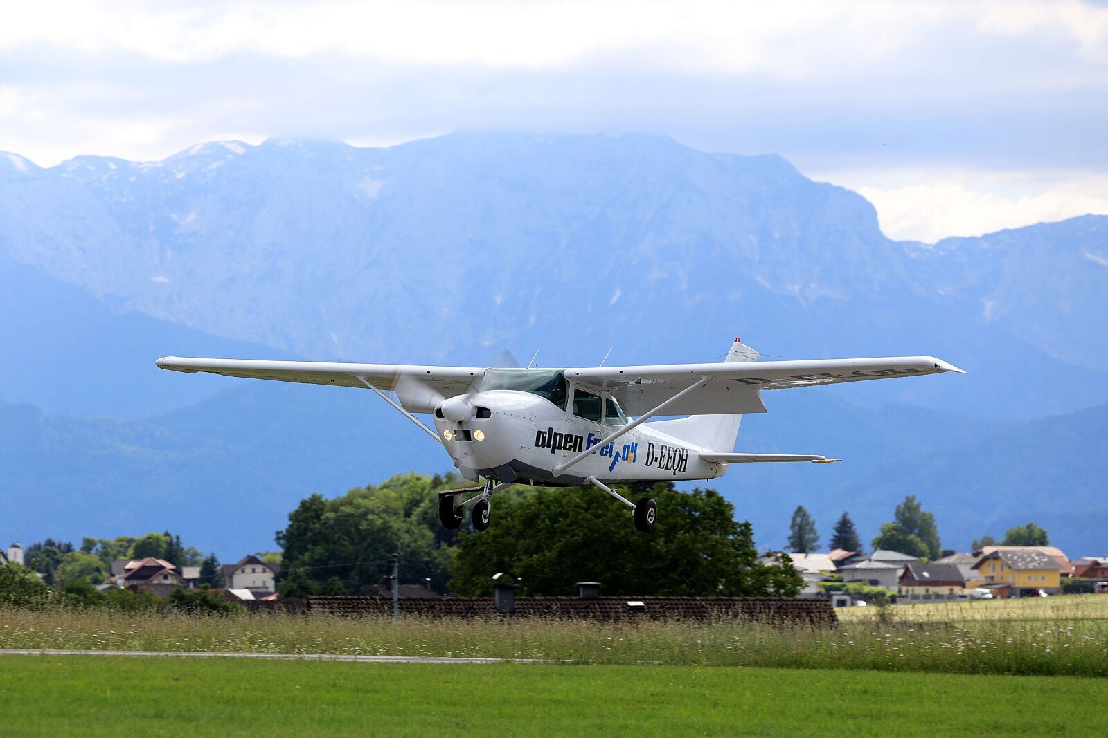 150-600mm F5-6.3 DG OS HSM | Contemporary 015 sample photo. Sport aircraft, skydiving, propeller photography