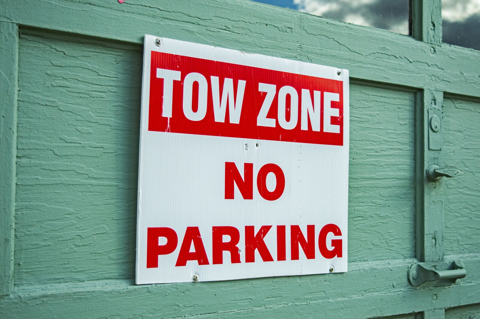 Nikon D3200 sample photo. Tow zone, no parking photography