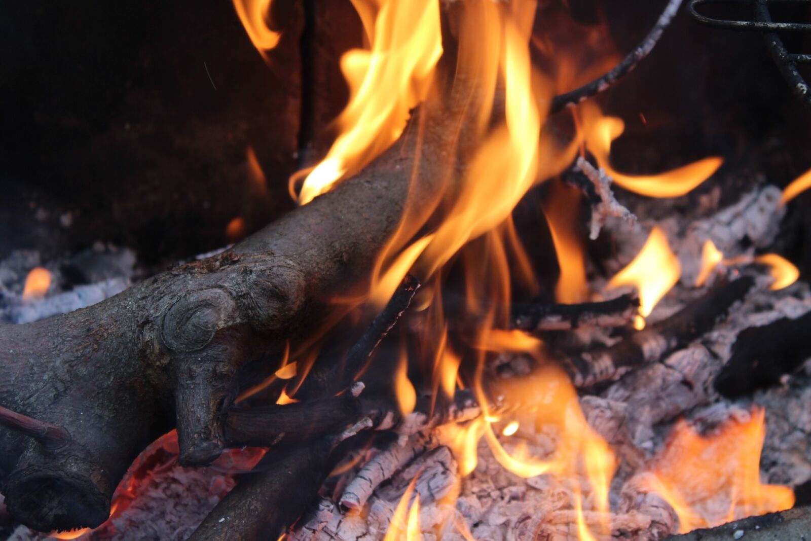 Canon EOS 1200D (EOS Rebel T5 / EOS Kiss X70 / EOS Hi) sample photo. Fire, flames, an outbreak photography