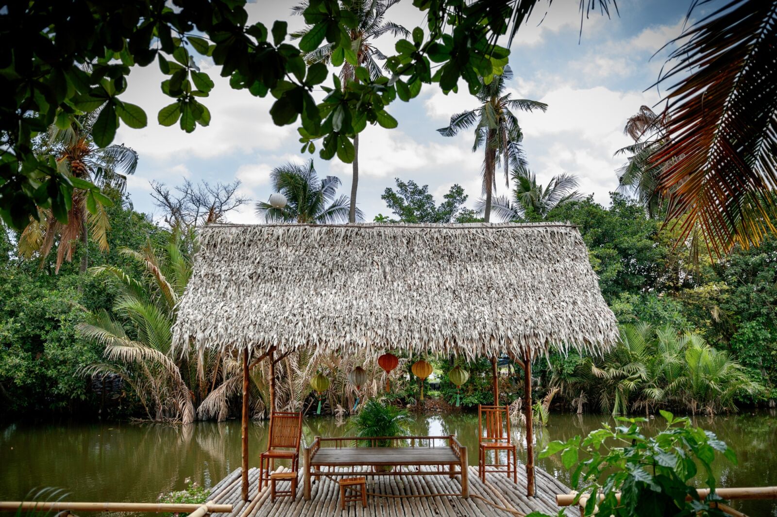 Canon EOS 750D (EOS Rebel T6i / EOS Kiss X8i) sample photo. Thatched roof, cabanas, lake photography