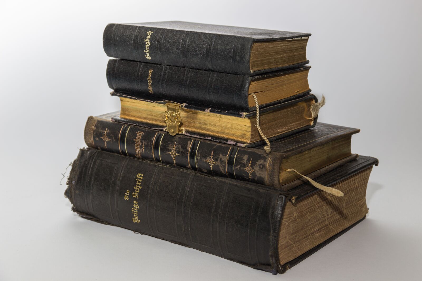 Canon EOS 600D (Rebel EOS T3i / EOS Kiss X5) sample photo. Bible, hymnal, old photography