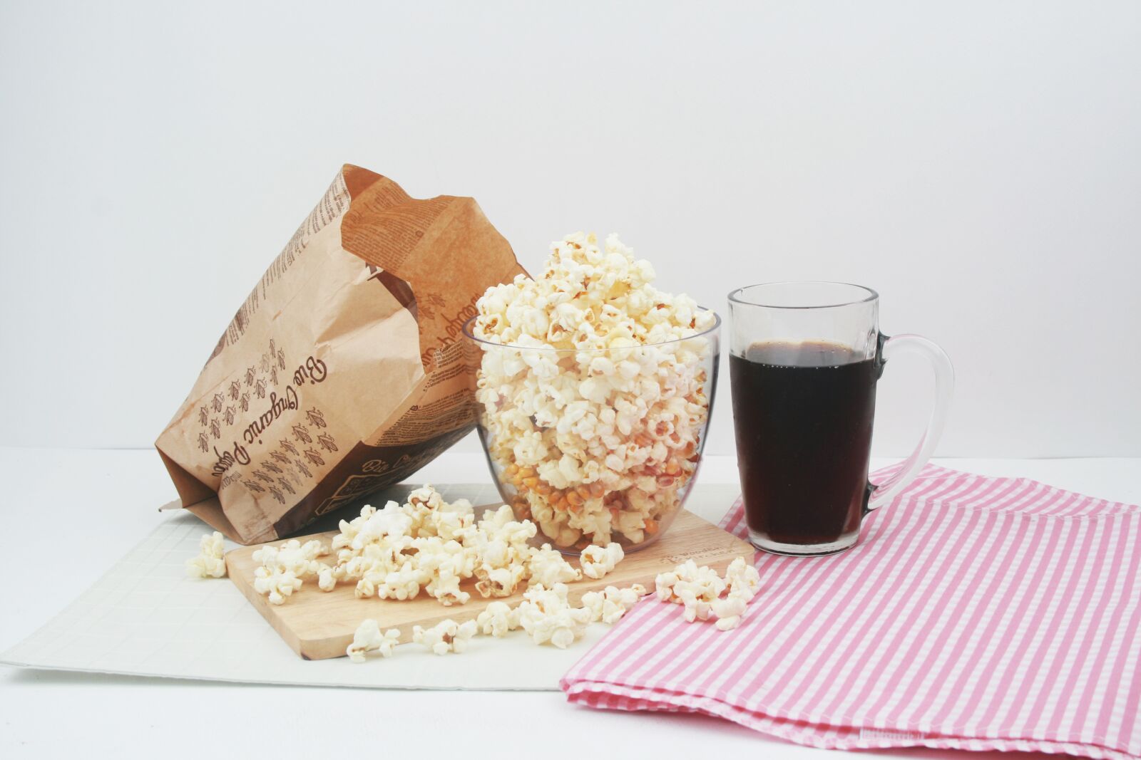 Canon EOS 400D (EOS Digital Rebel XTi / EOS Kiss Digital X) sample photo. Snack, popcorn, cola photography