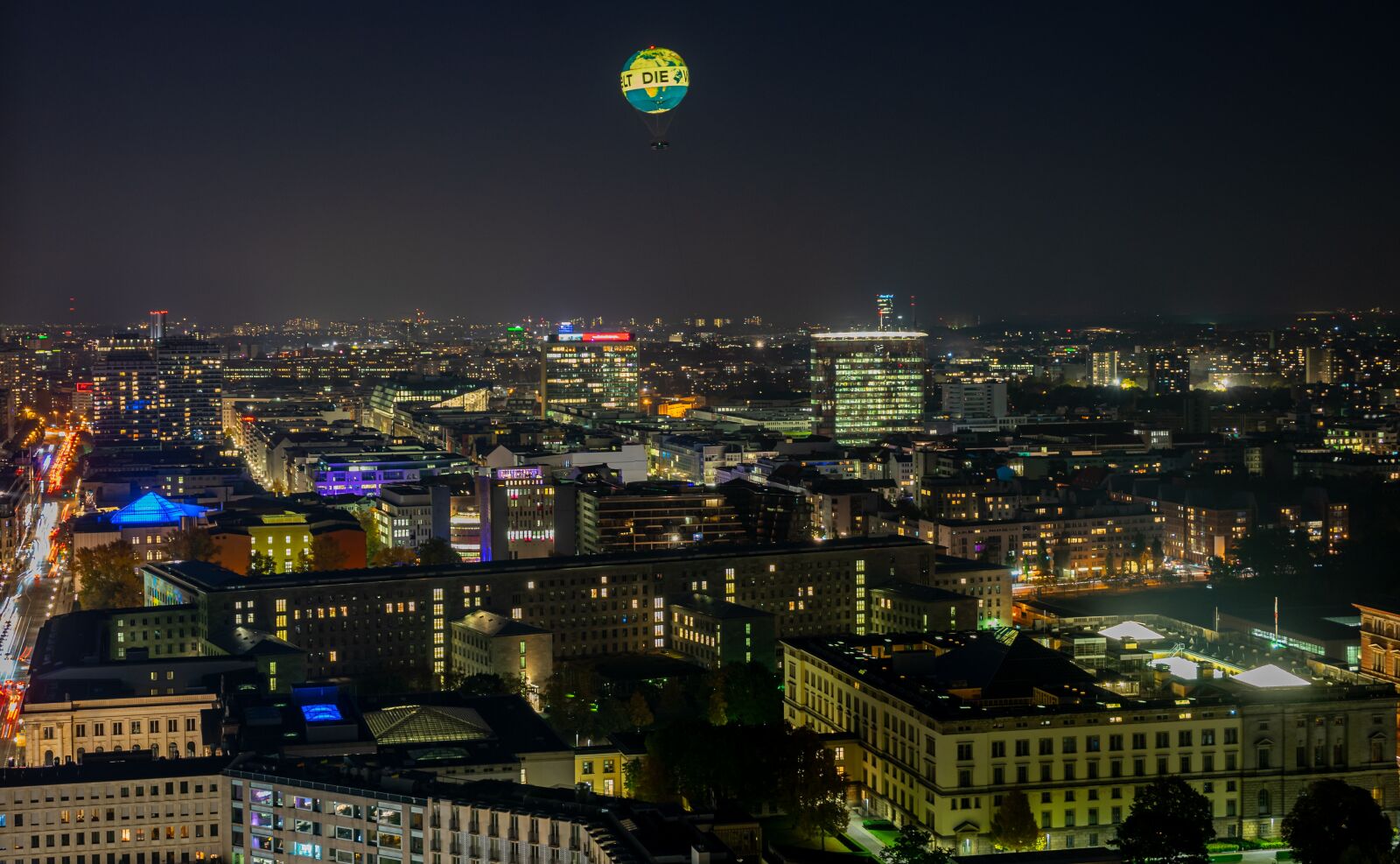 Sony a7 II + Sony FE 28-70mm F3.5-5.6 OSS sample photo. Berlin, night photograph, long photography