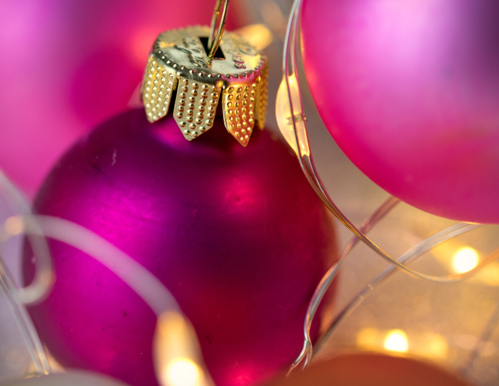 Canon EOS 200D (EOS Rebel SL2 / EOS Kiss X9) sample photo. Christmas bauble, close up photography