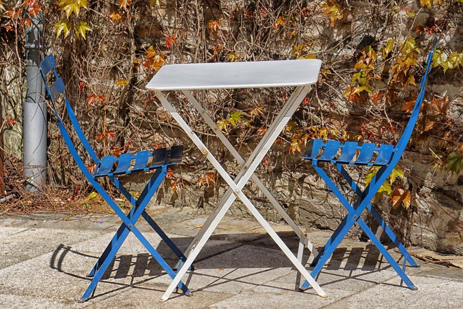 Sony E 55-210mm F4.5-6.3 OSS sample photo. Table, chair, terrace café photography