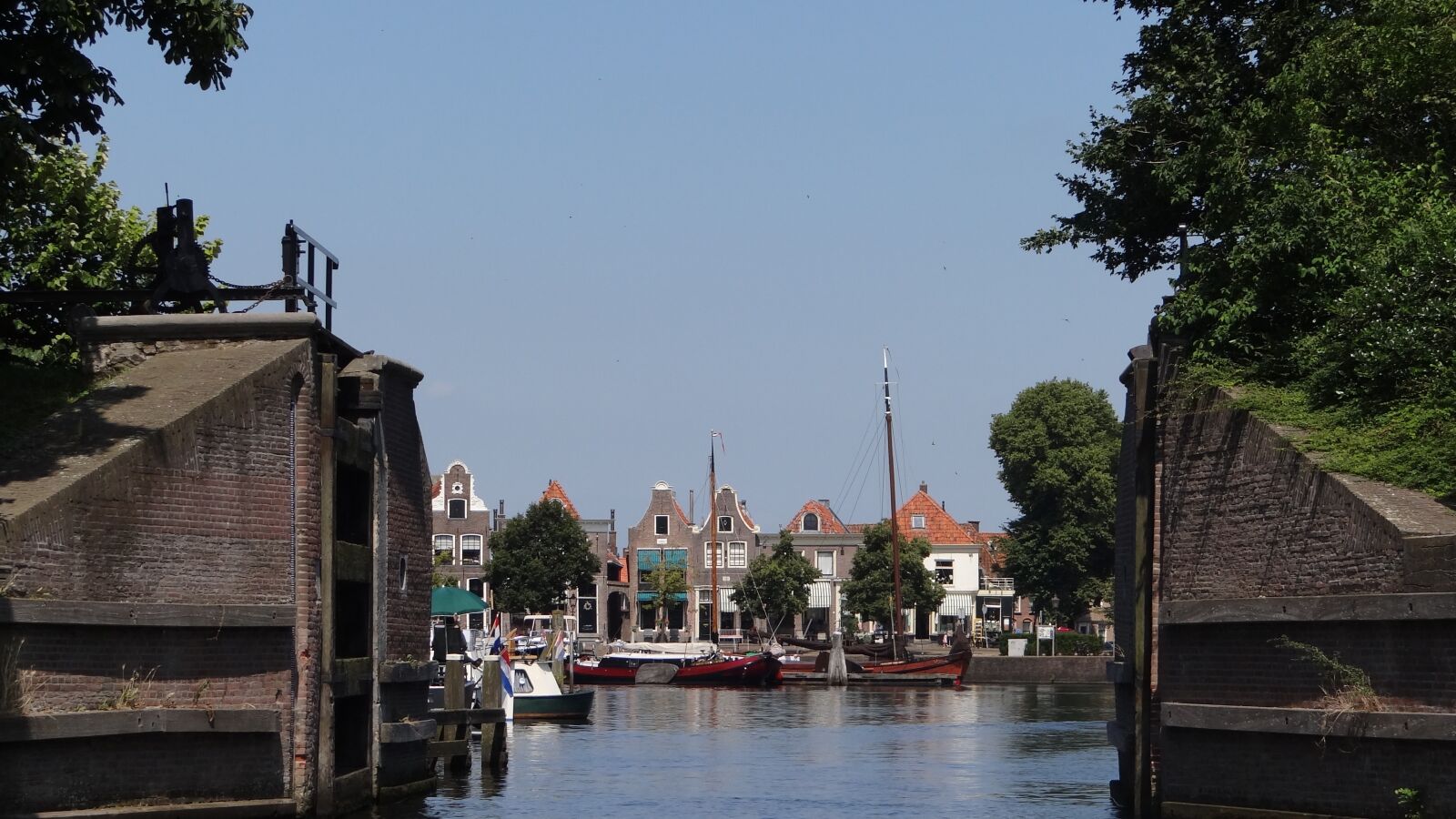 Sony Cyber-shot DSC-HX100V sample photo. Sluis, holland, boat photography