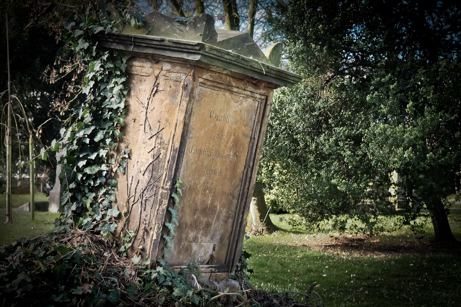 Olympus OM-D E-M10 sample photo. Cemetery, grave, tombstone photography