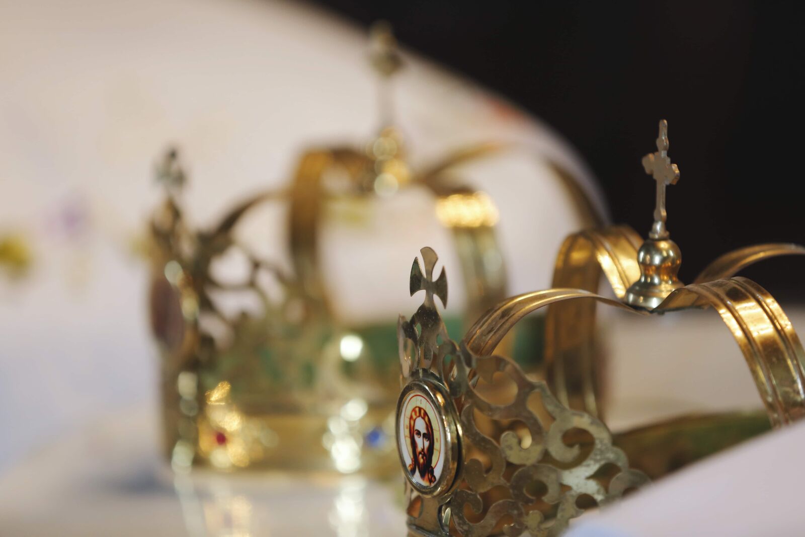 Canon EOS 5D Mark III sample photo. Christianity, crown, gold, metal photography