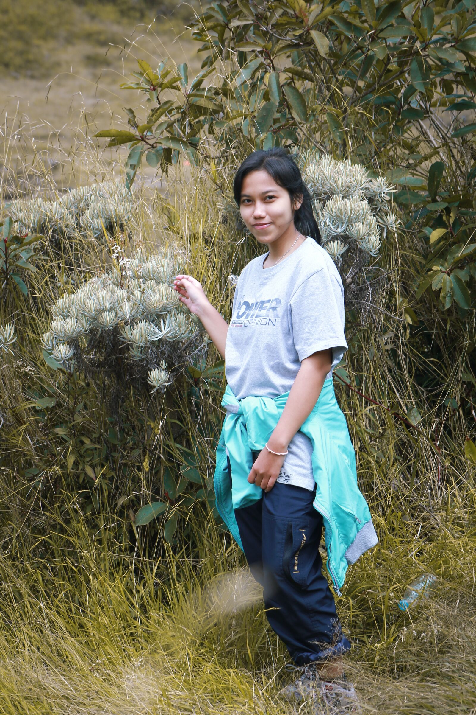 Canon EOS 550D (EOS Rebel T2i / EOS Kiss X4) sample photo. Girl, flower, mountain photography
