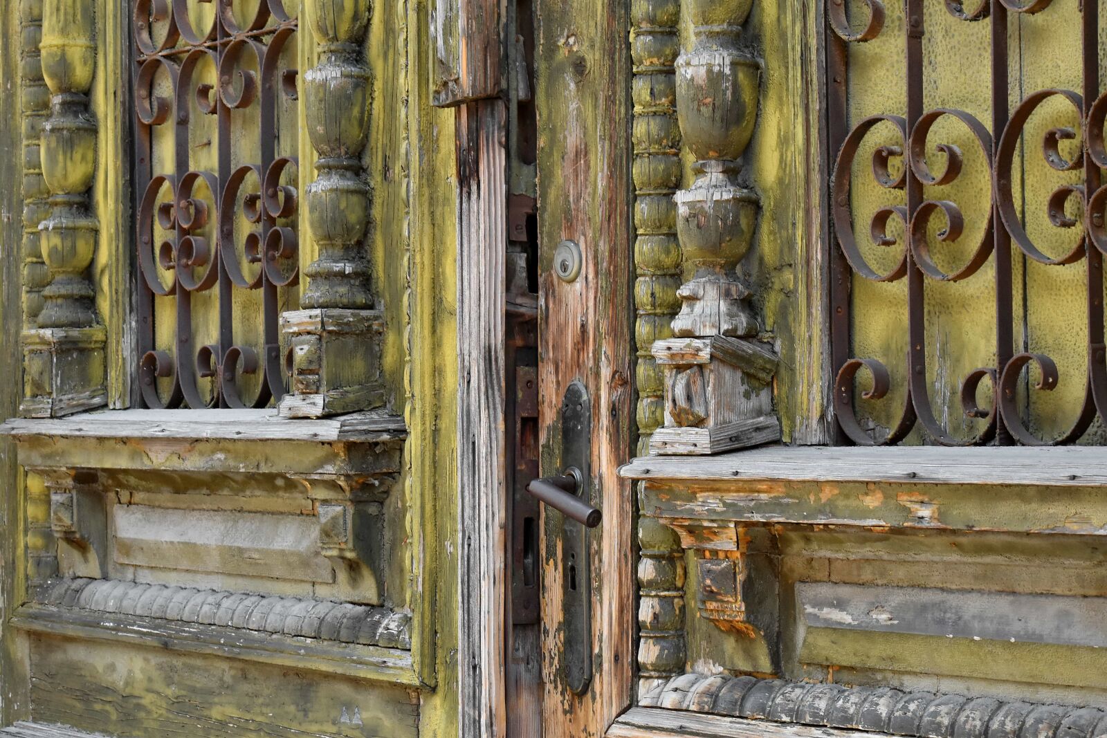 Nikon D5500 sample photo. Carpentry, carvings, cast iron photography