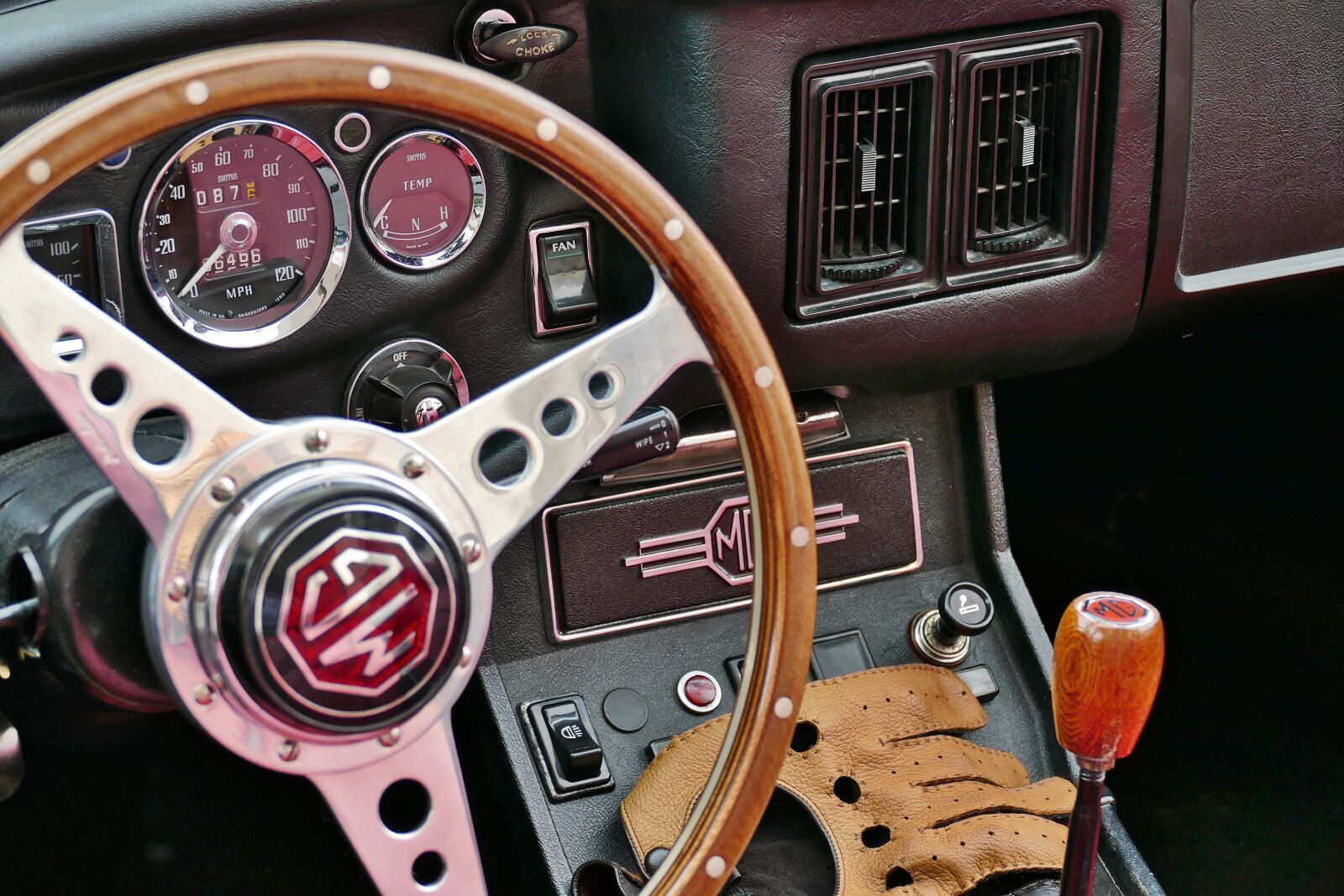 Panasonic Lumix DMC-FZ1000 sample photo. Dashboard, mg, steering photography