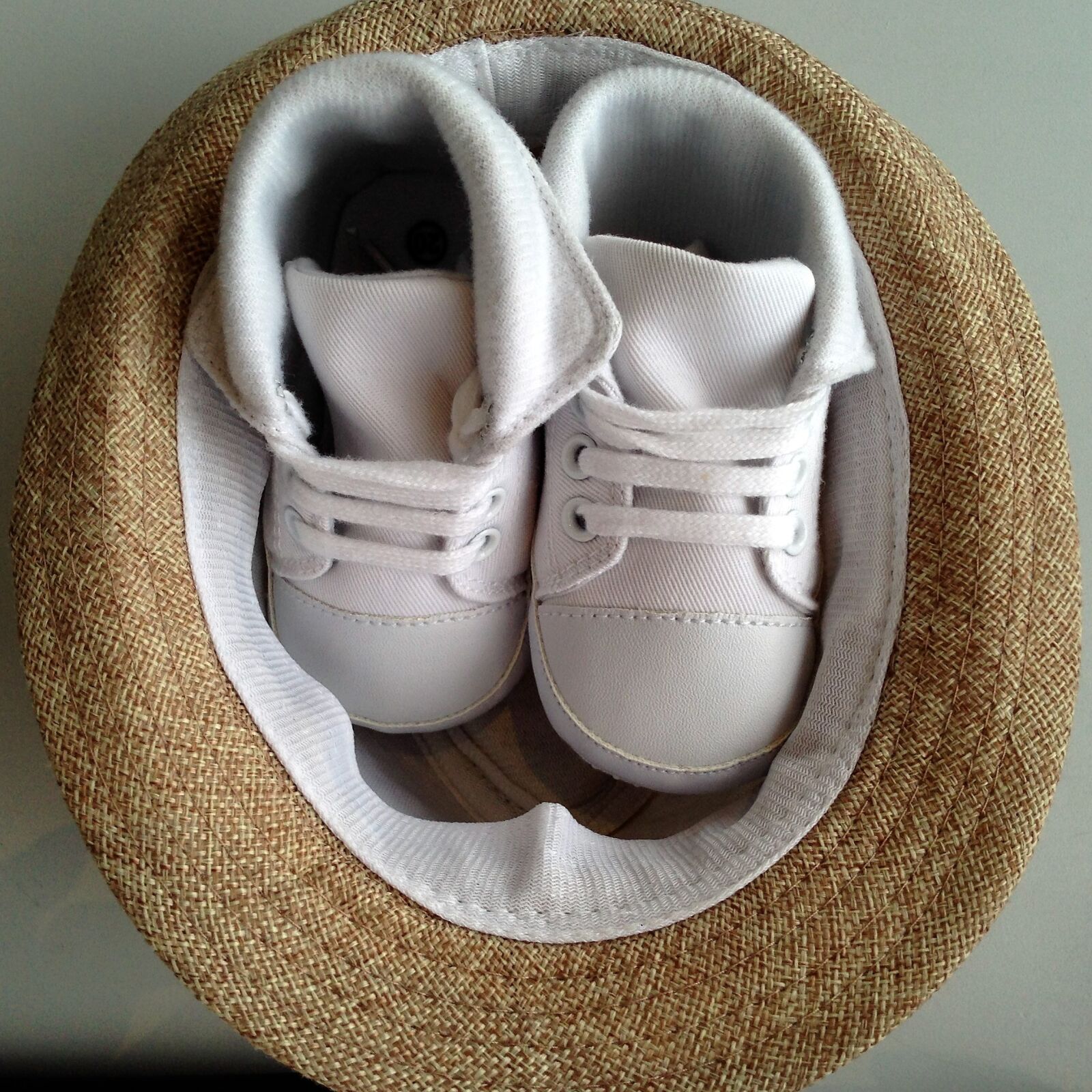 iPhone 5 back camera 4.12mm f/2.4 sample photo. Baby, shoes, hat photography