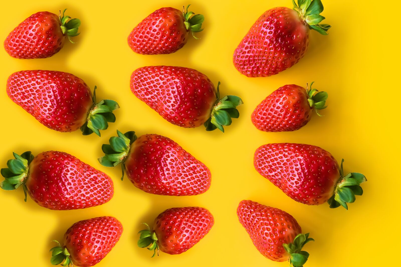Sony a7 II sample photo. Strawberries, yellow, background photography