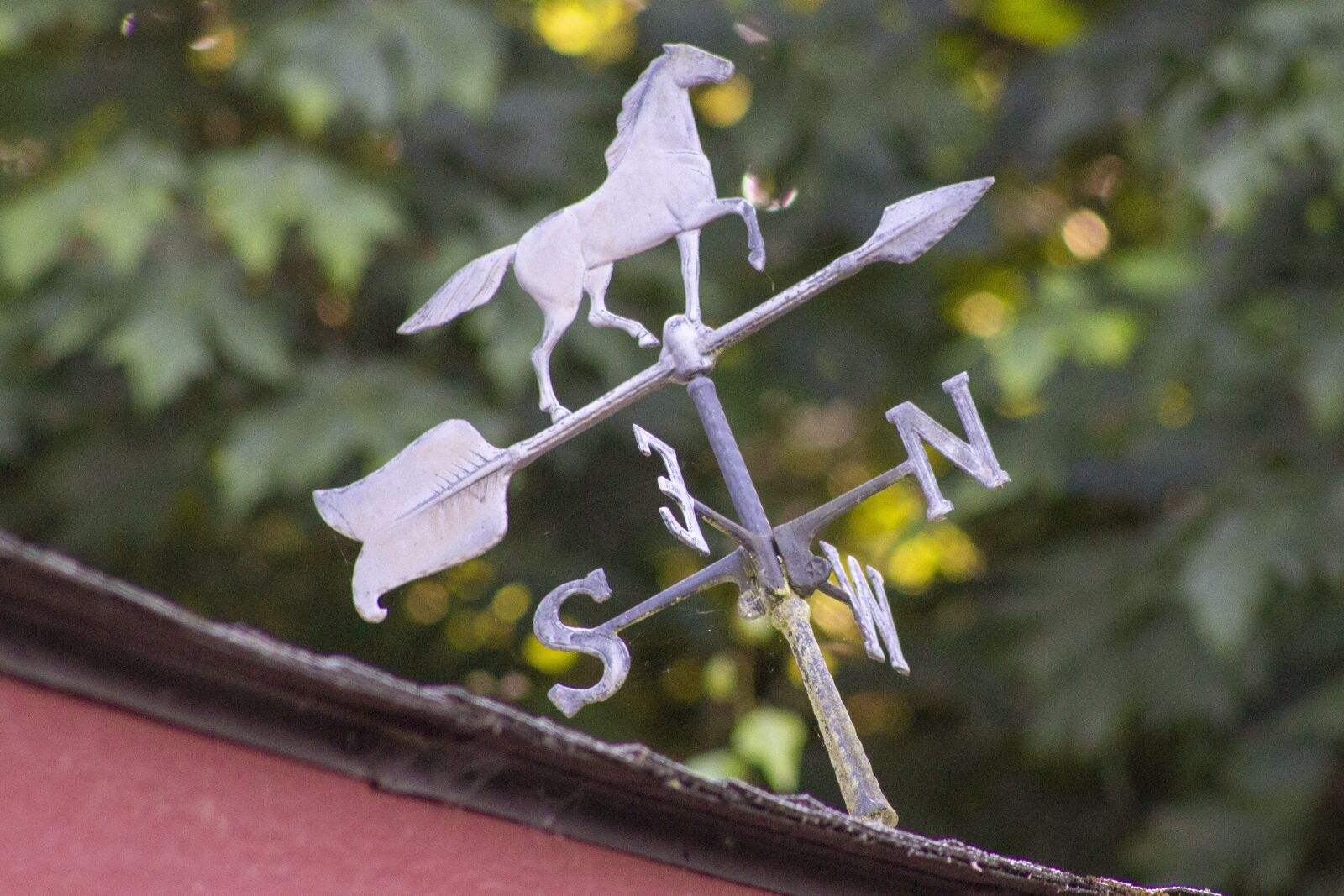 Canon EOS 1100D (EOS Rebel T3 / EOS Kiss X50) + Canon EF75-300mm f/4-5.6 sample photo. Weathervane, directions, arrow photography