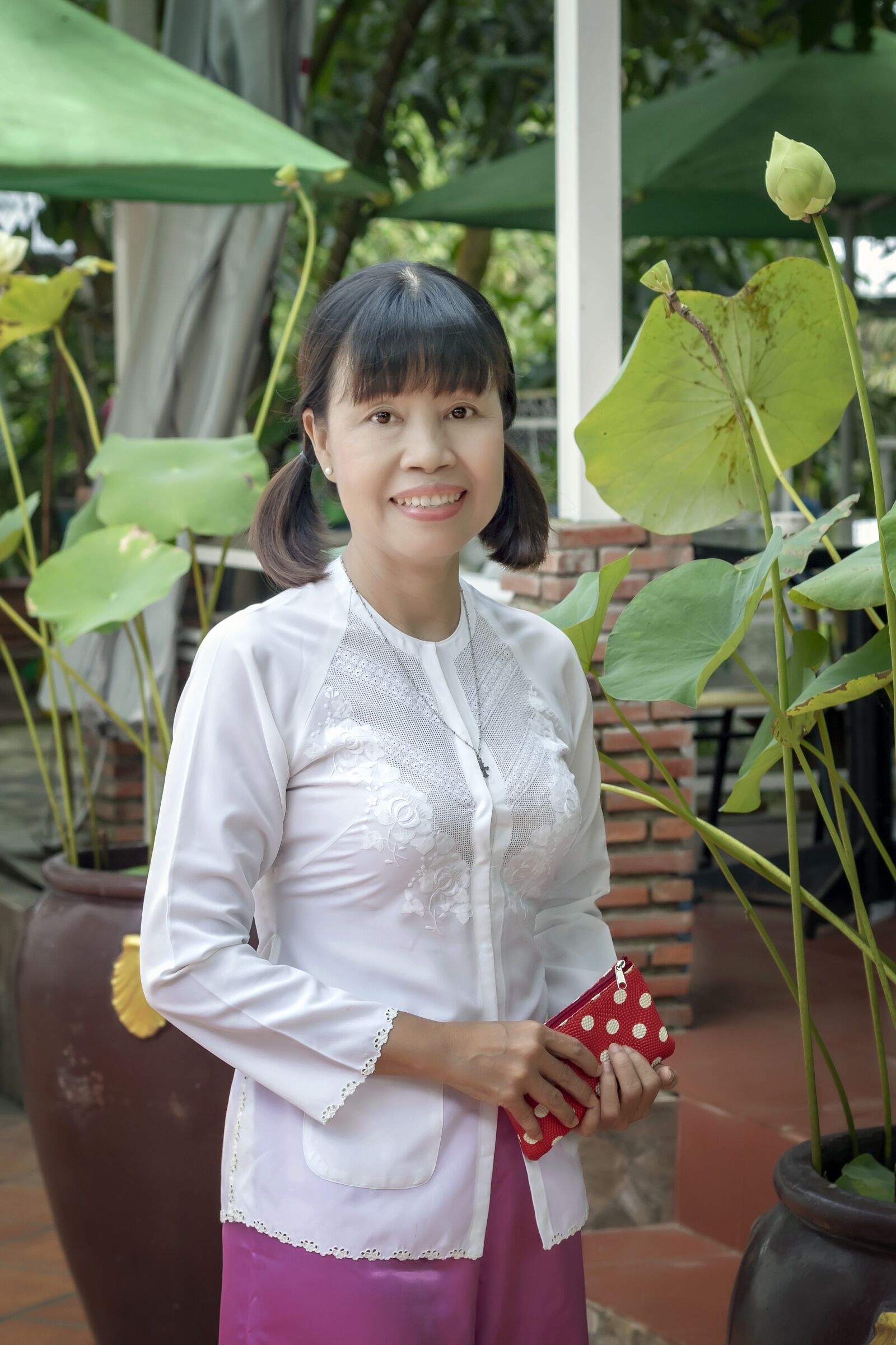 Canon EF 50mm F1.8 II sample photo. Lotus, women, garden photography