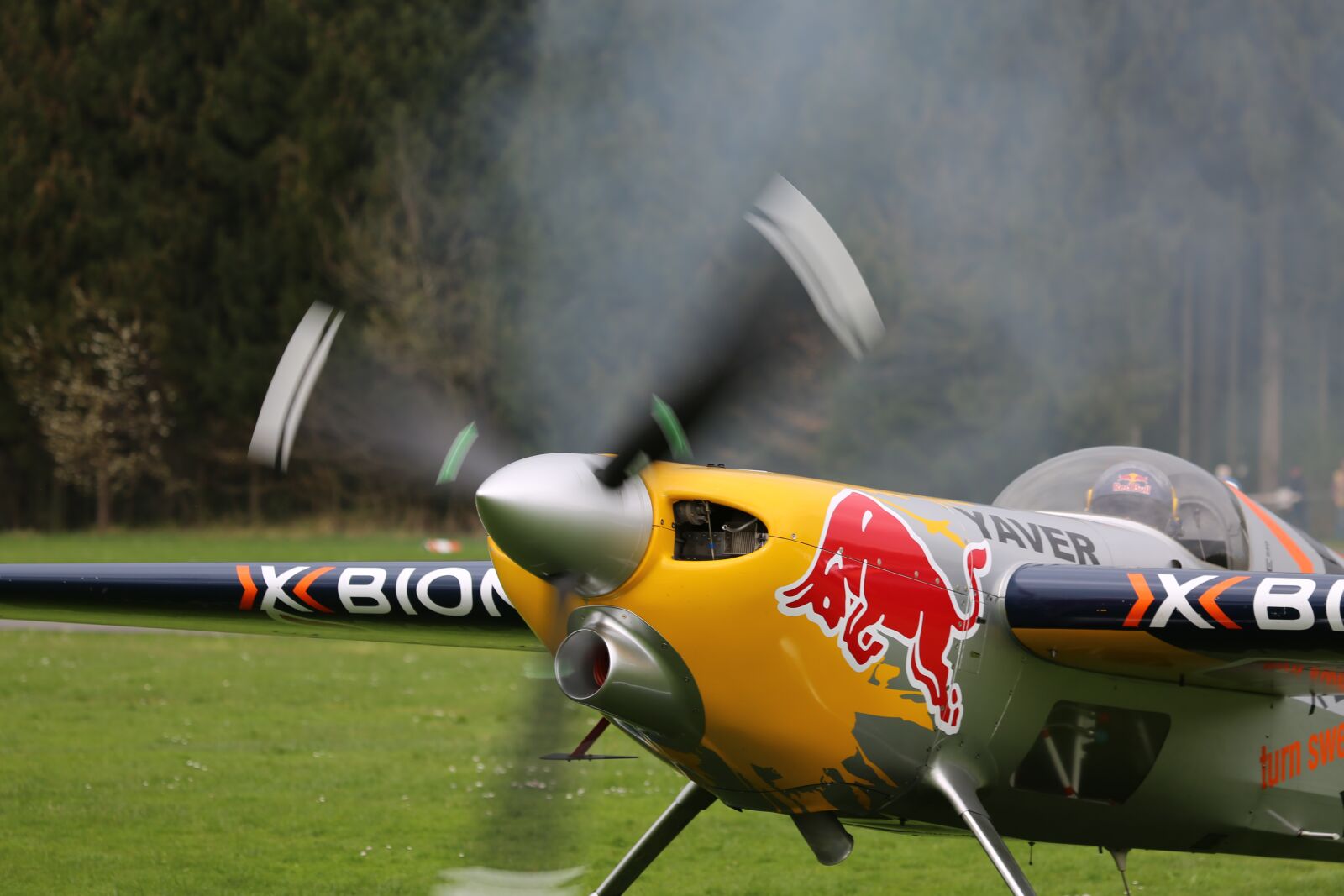 Canon EF 100-400mm F4.5-5.6L IS USM sample photo. Red bull, flyer, propeller photography