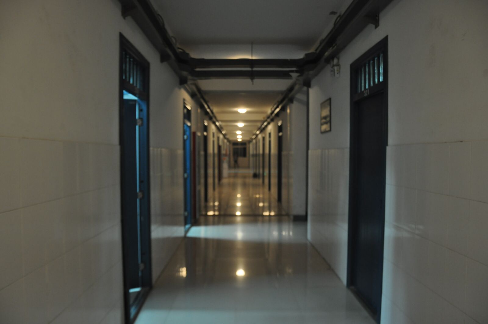 Nikon D90 sample photo. Dorm room, school, corridor photography