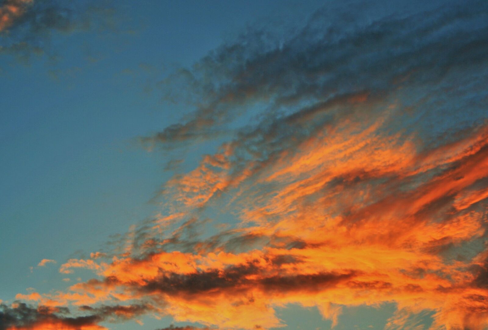 Canon EOS 400D (EOS Digital Rebel XTi / EOS Kiss Digital X) sample photo. Orange clouds, clouds, orange photography