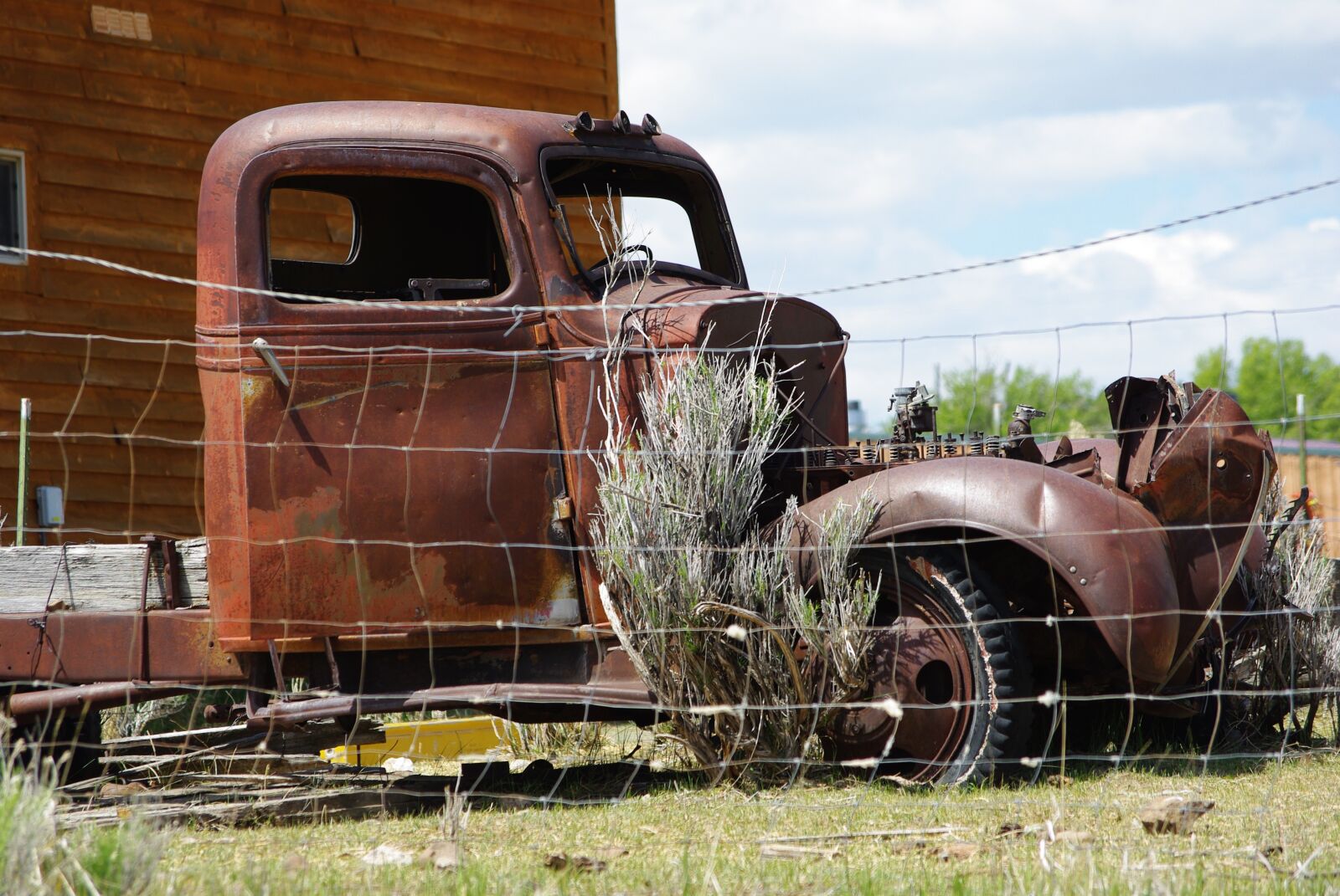 Pentax K200D sample photo. Truck, vehicle, rust photography