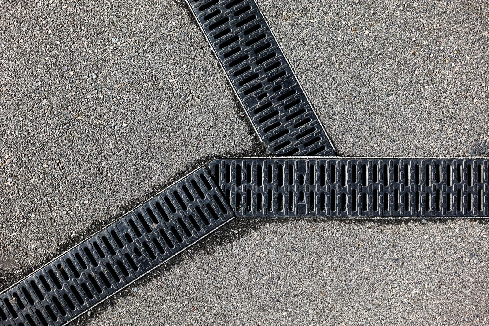 Sony DSC-RX100M5 sample photo. Drain, grill, grid photography