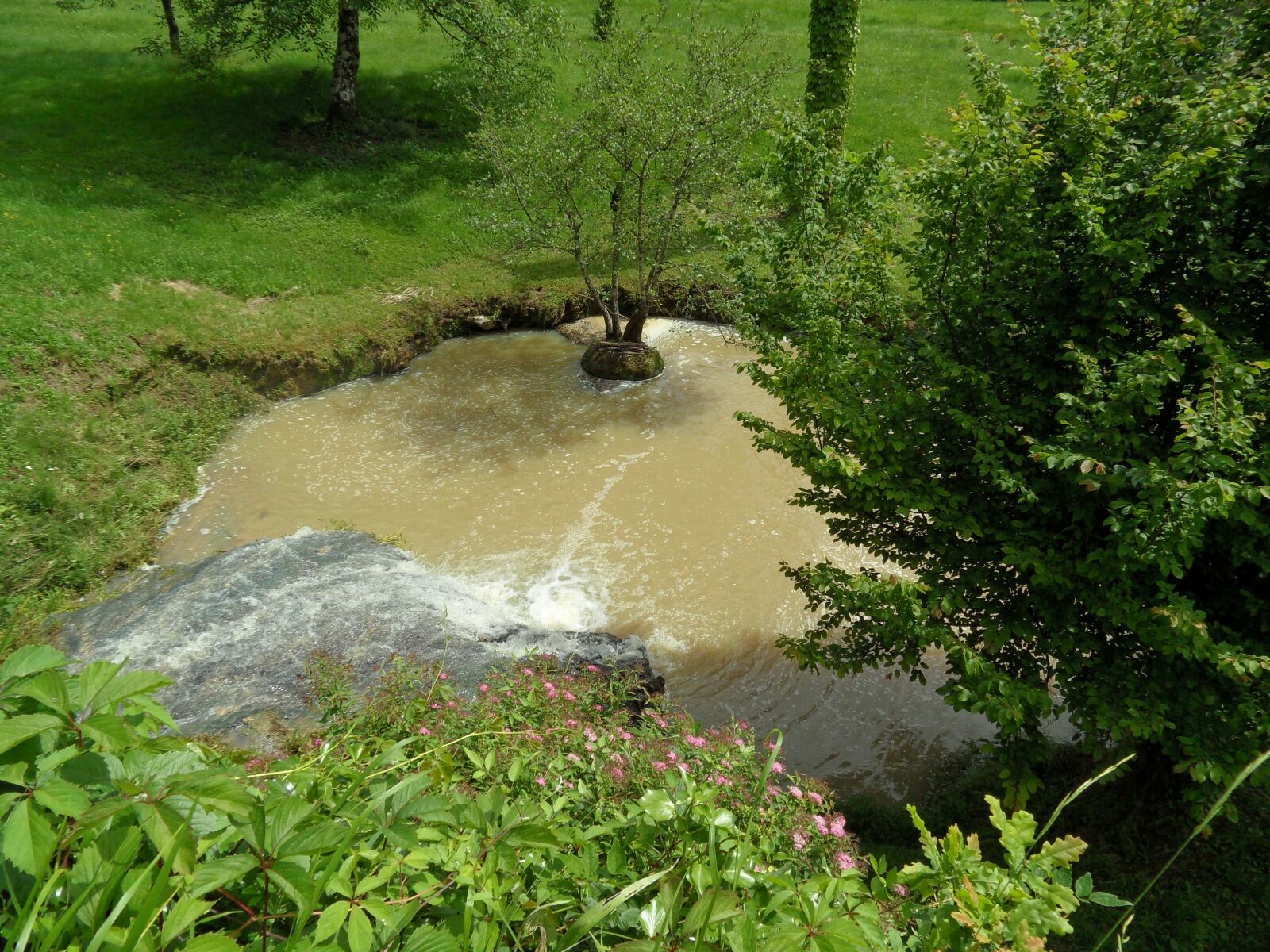 Samsung WB600 / VLUU WB600 /  WB610 sample photo. Creek, nature, basin photography
