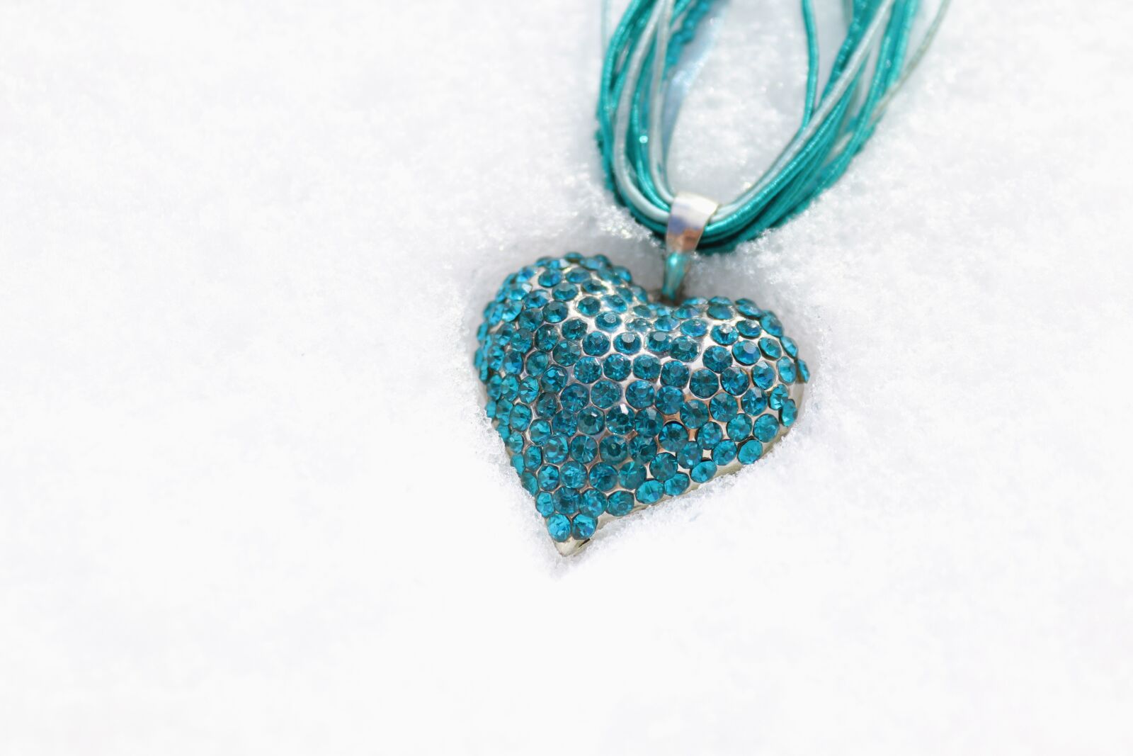 Canon EOS 200D (EOS Rebel SL2 / EOS Kiss X9) sample photo. Heart, love, necklace photography