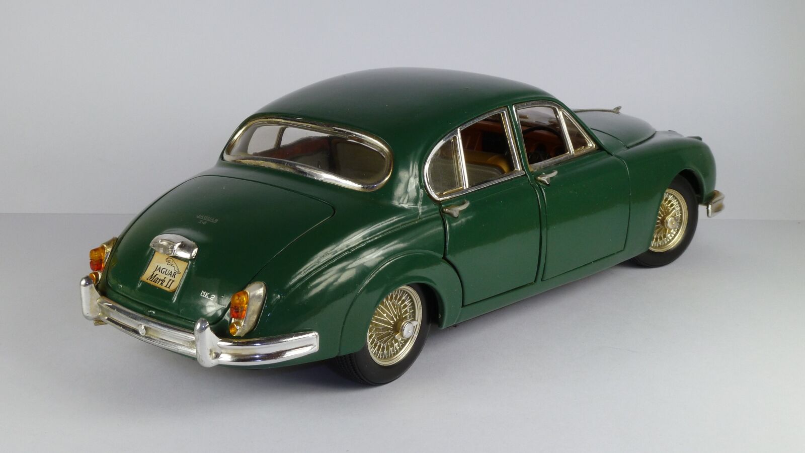 Panasonic Lumix DMC-ZS7 (Lumix DMC-TZ10) sample photo. Jaguar, mark ii, limousine photography