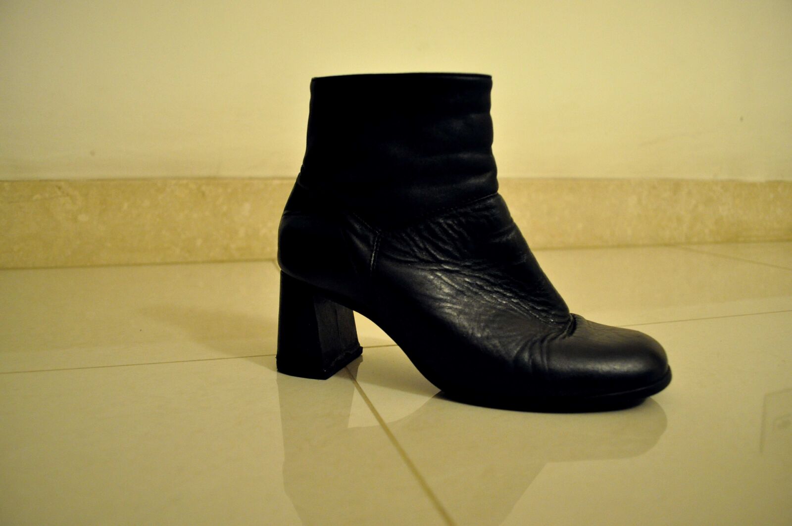 Nikon D5000 sample photo. Black, women, boots, heels photography