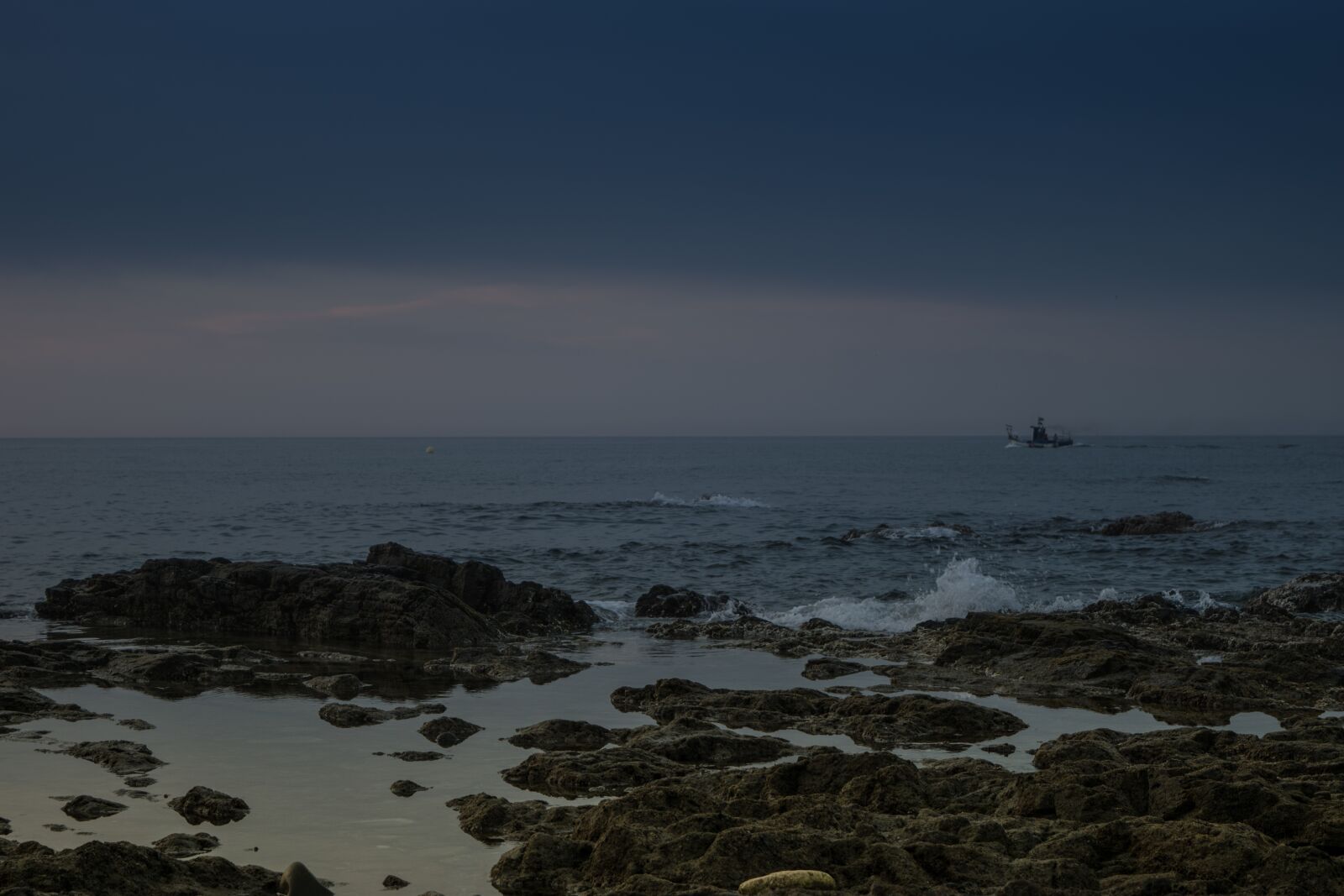 Nikon D5500 sample photo. Rocks, sea, horizon photography