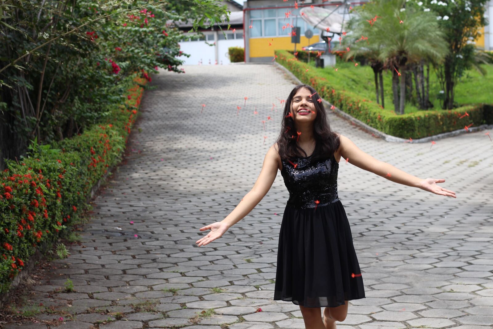 Canon EOS 700D (EOS Rebel T5i / EOS Kiss X7i) sample photo. Outdoors, woman, summer photography
