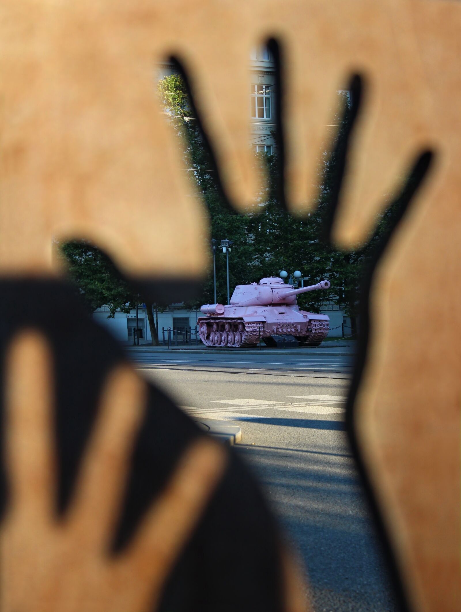 Canon EOS 1300D (EOS Rebel T6 / EOS Kiss X80) sample photo. Tank, pink, art photography