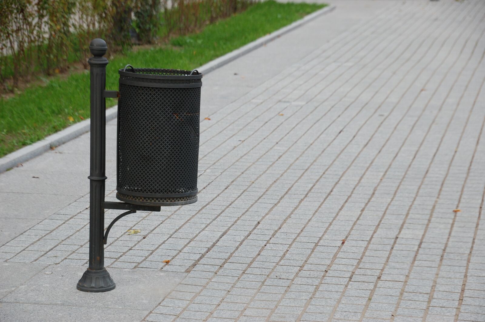 Nikon D40 sample photo. Urn, area, metal photography