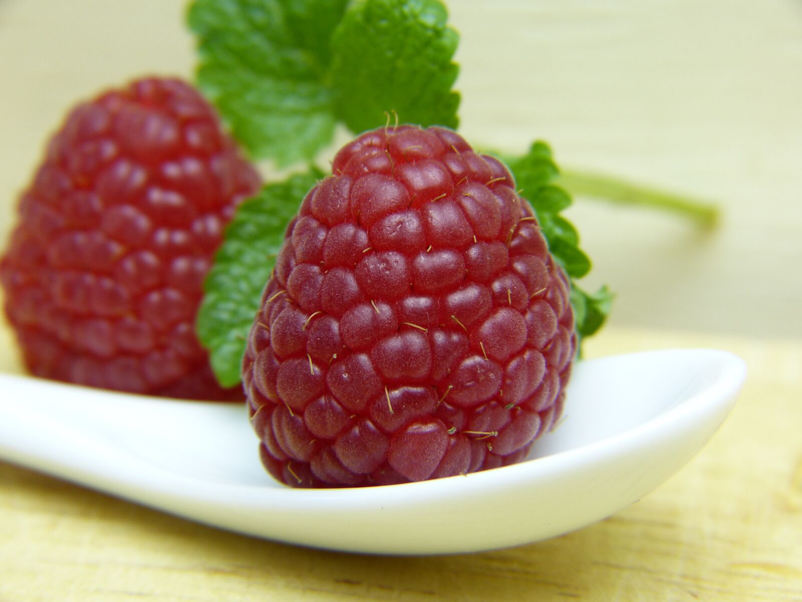 Panasonic Lumix DMC-FZ150 sample photo. Raspberry, mint, fruit photography