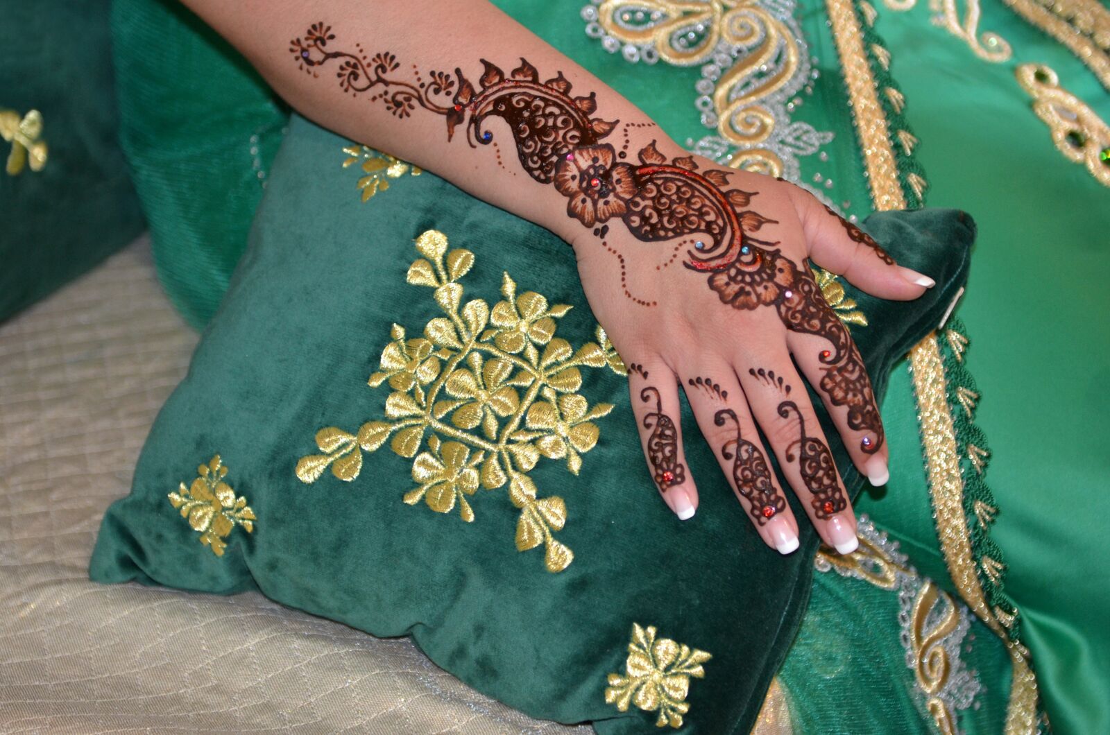 Nikon D7000 sample photo. Henna, hand wife, beauty photography