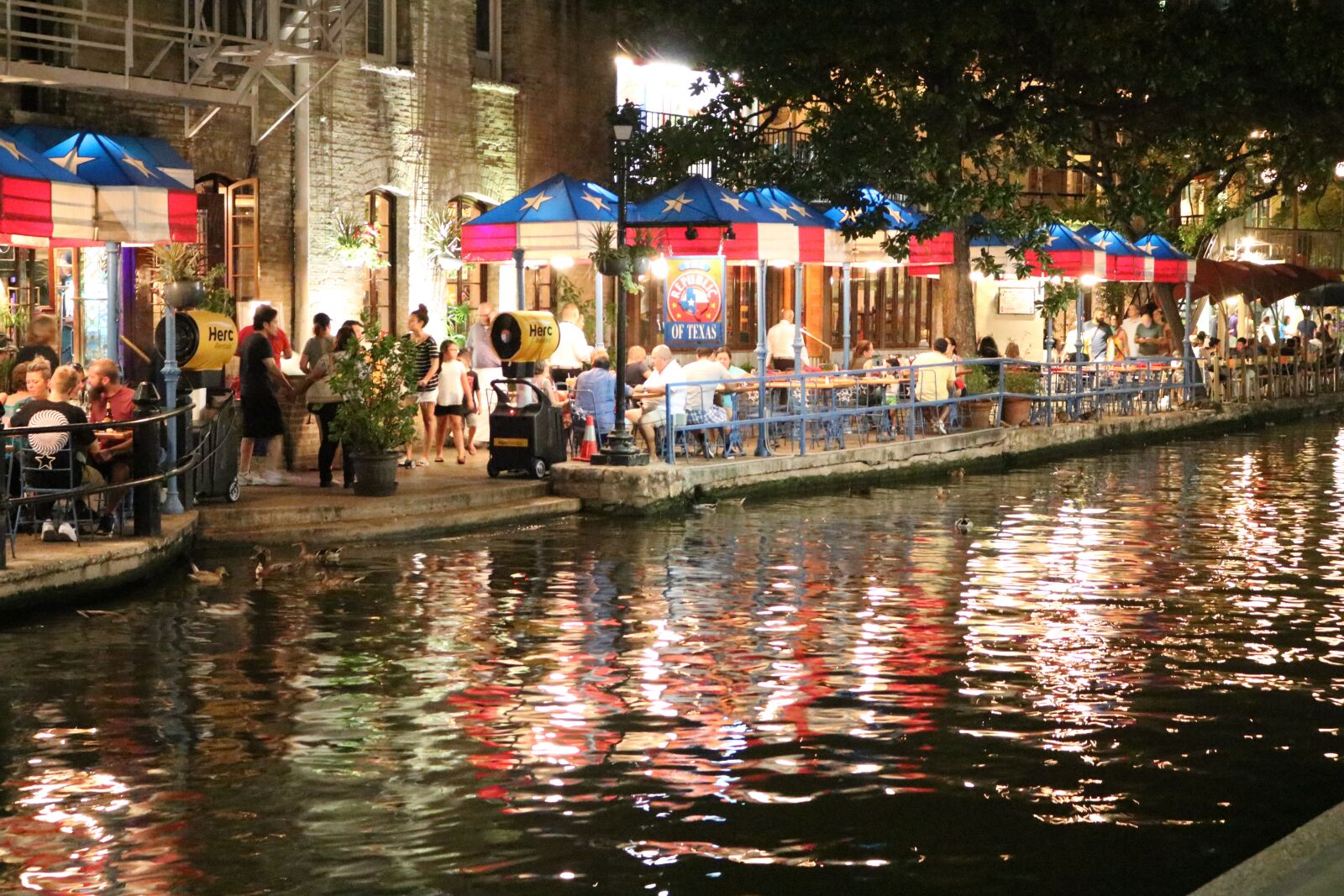 Canon EOS 750D (EOS Rebel T6i / EOS Kiss X8i) sample photo. San antonio riverwalk, riverwalk photography