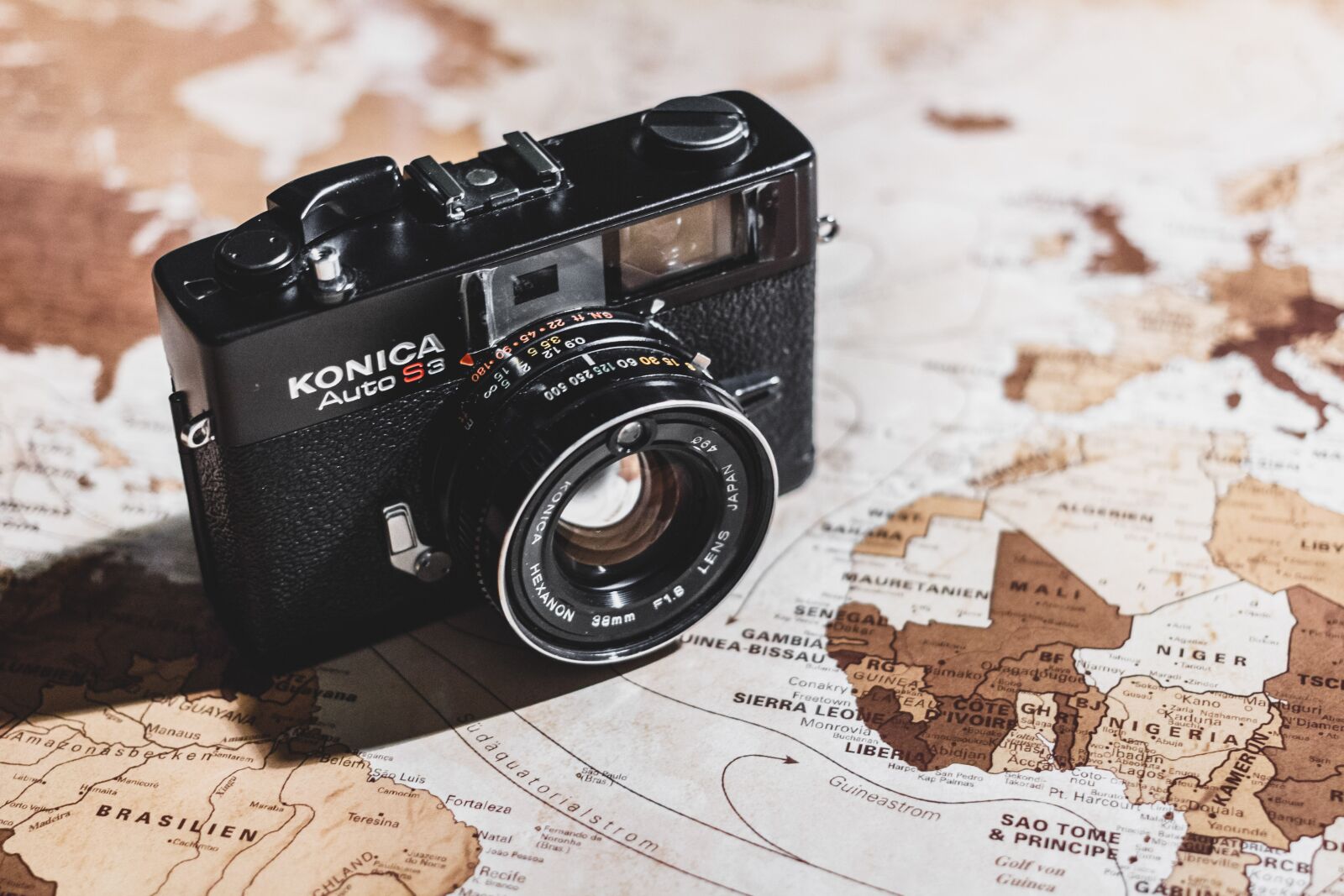 Canon EOS 100D (EOS Rebel SL1 / EOS Kiss X7) + Canon EF 40mm F2.8 STM sample photo. Camera, map, retro photography