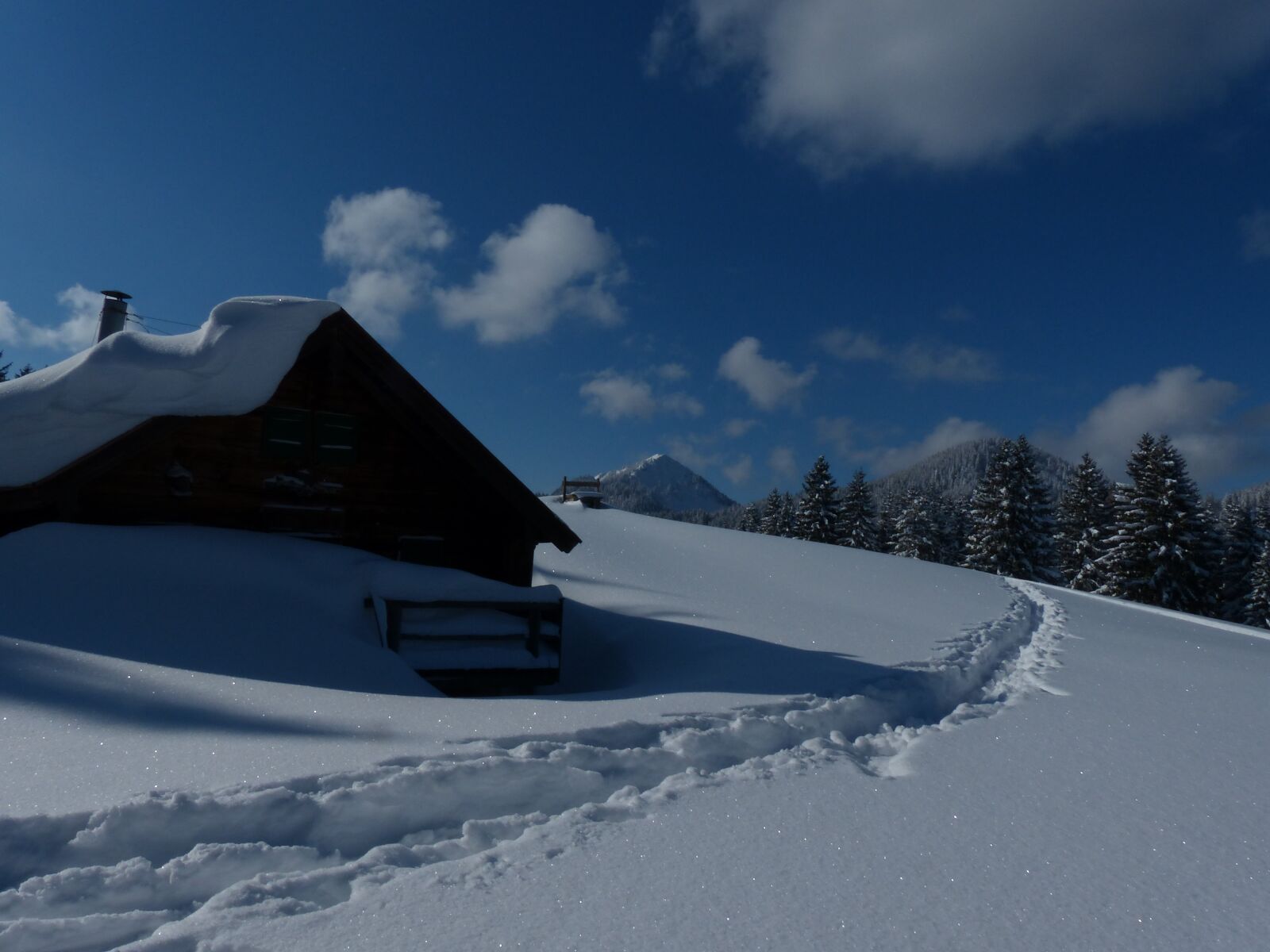 Panasonic Lumix DMC-FZ200 sample photo. Winter, snow, hut photography